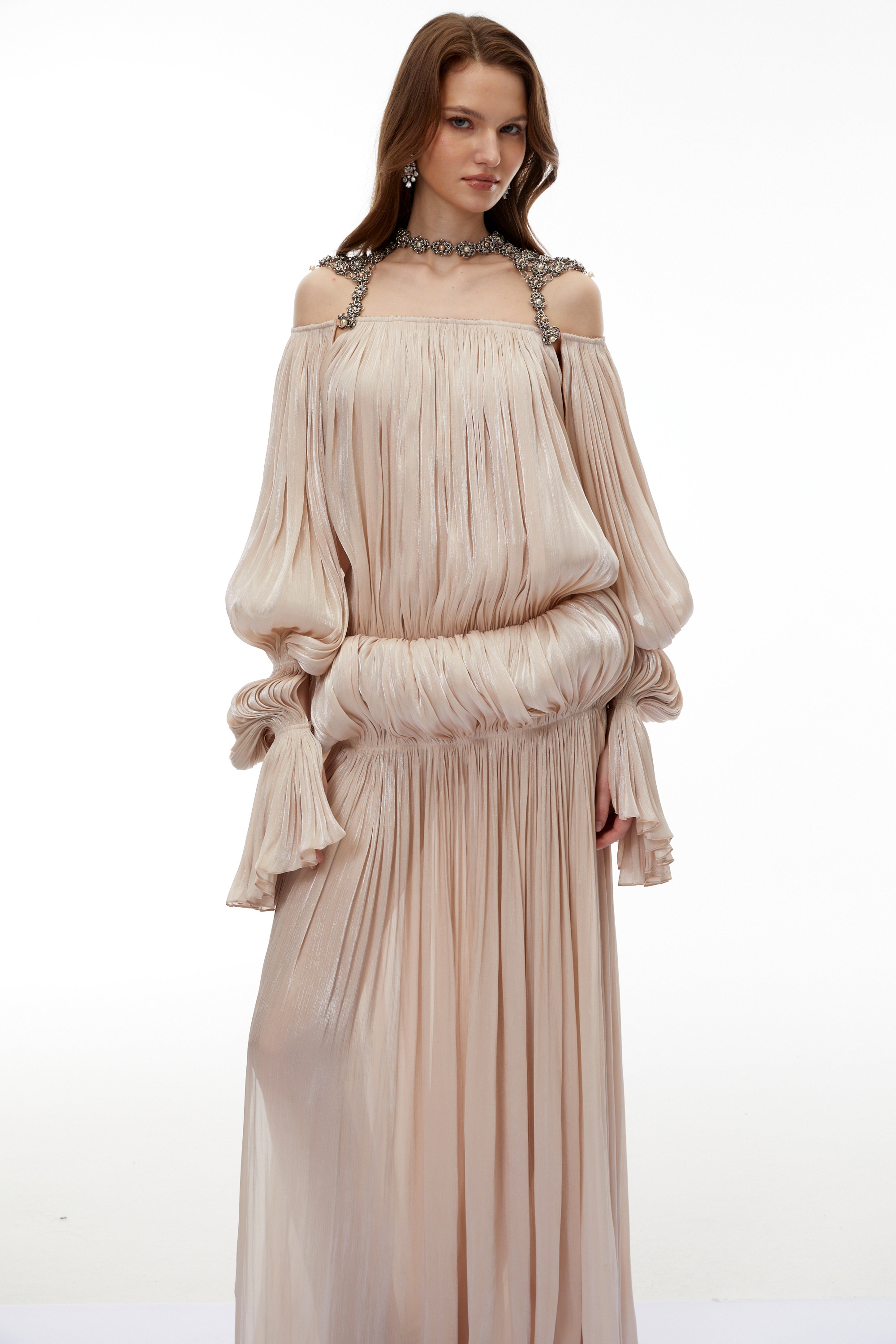 Vlasta Khaki-farbenes Maxikleid mit Rüschen und Kette