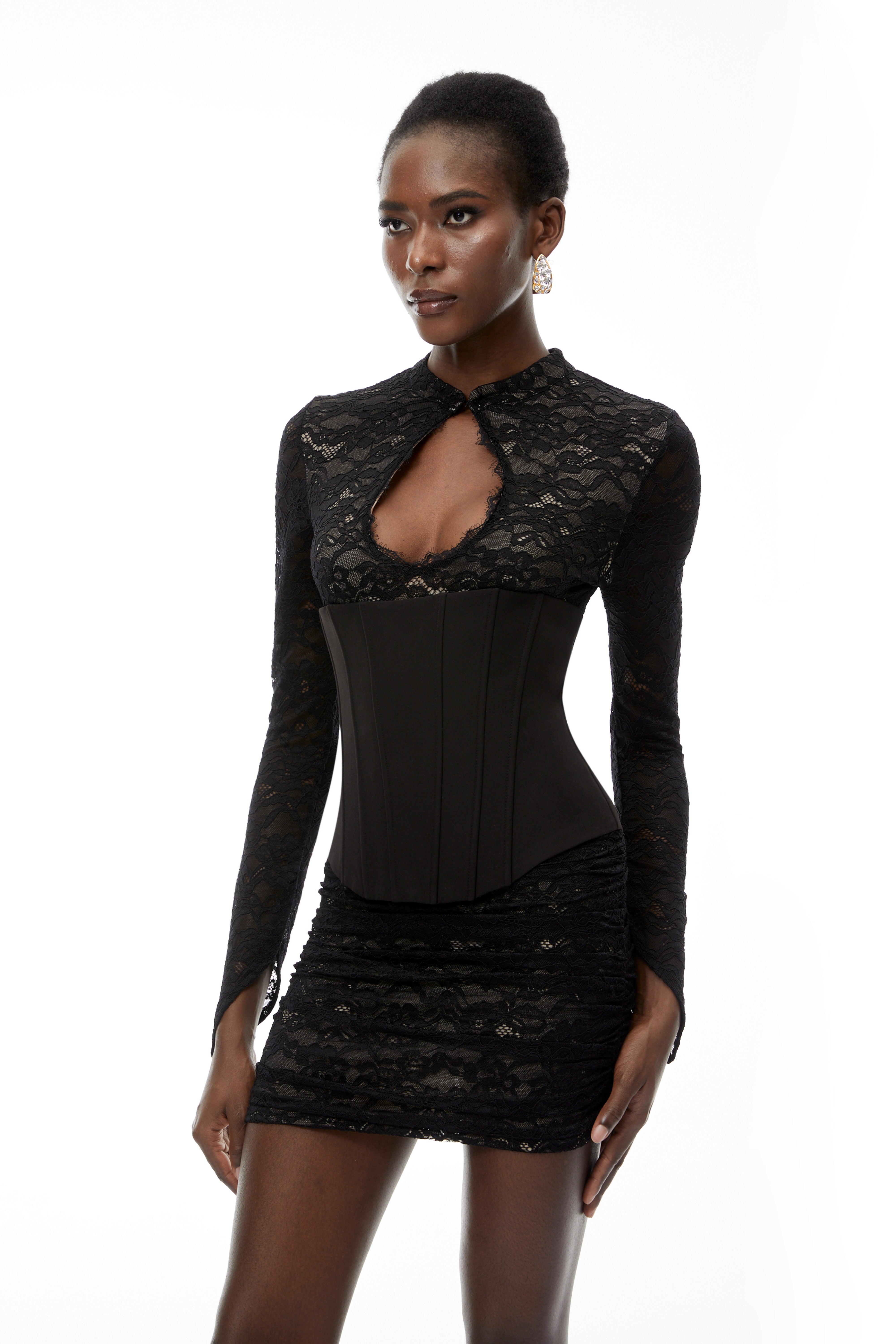 فستان قصير من الدانتيل الأسود من Willow مع فتحات