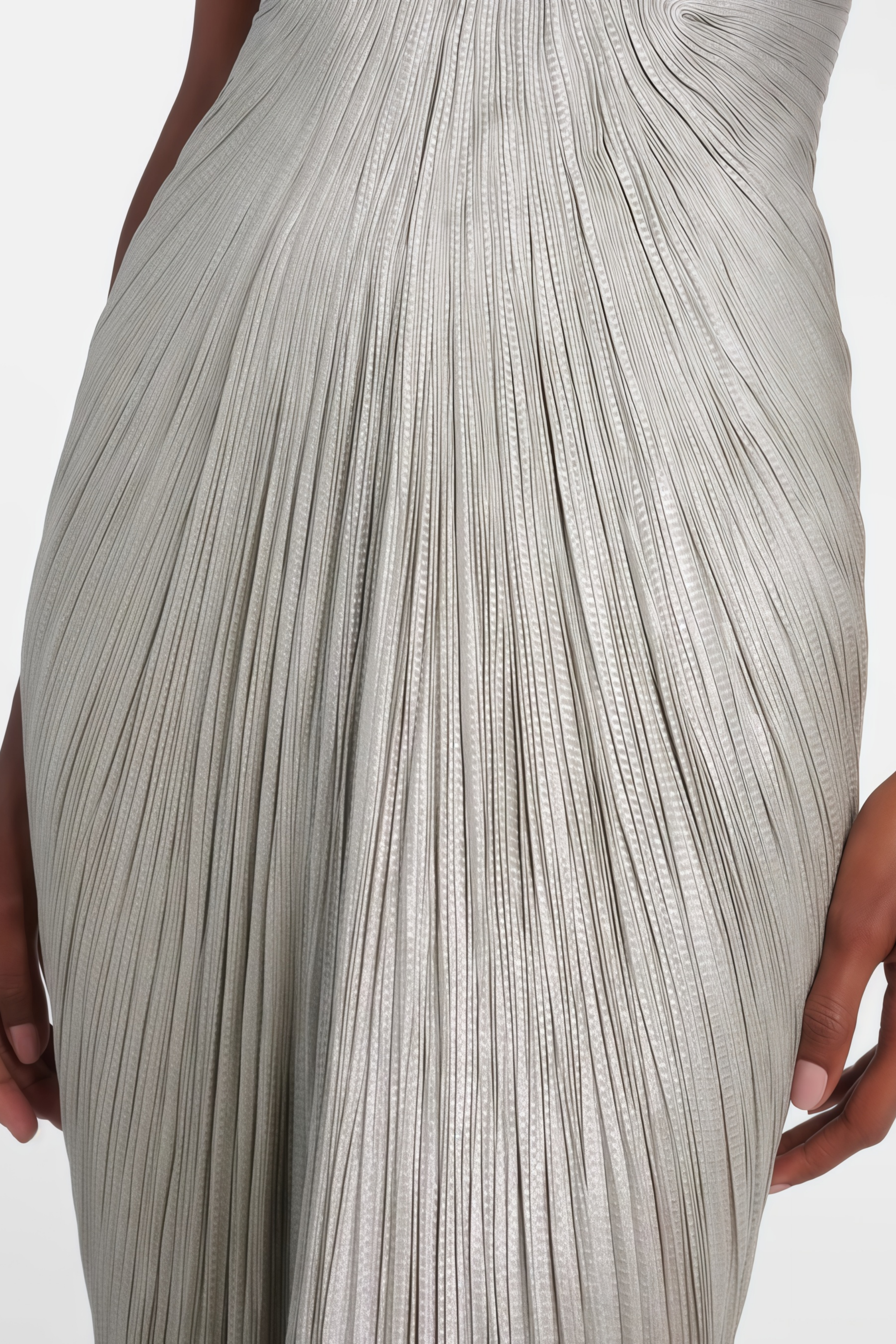 فستان طويل من Xrystyna باللون الفضي المعدني مع تفاصيل كشكشة