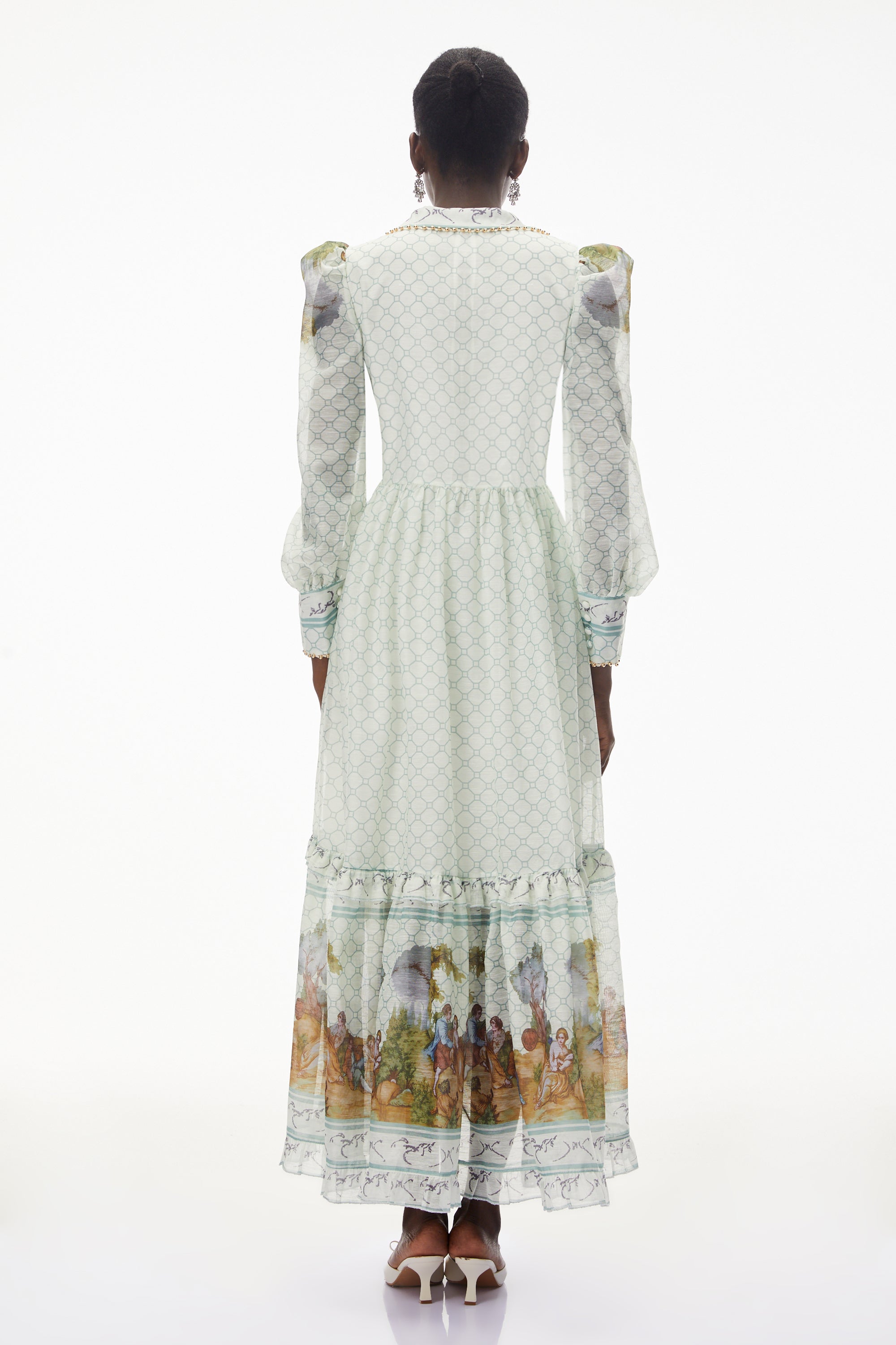 فستان طويل من "يمايا" باللون الأخضر الرمادي الفاتح وذو ياقة عميقة ومزين بنقوش زهرية