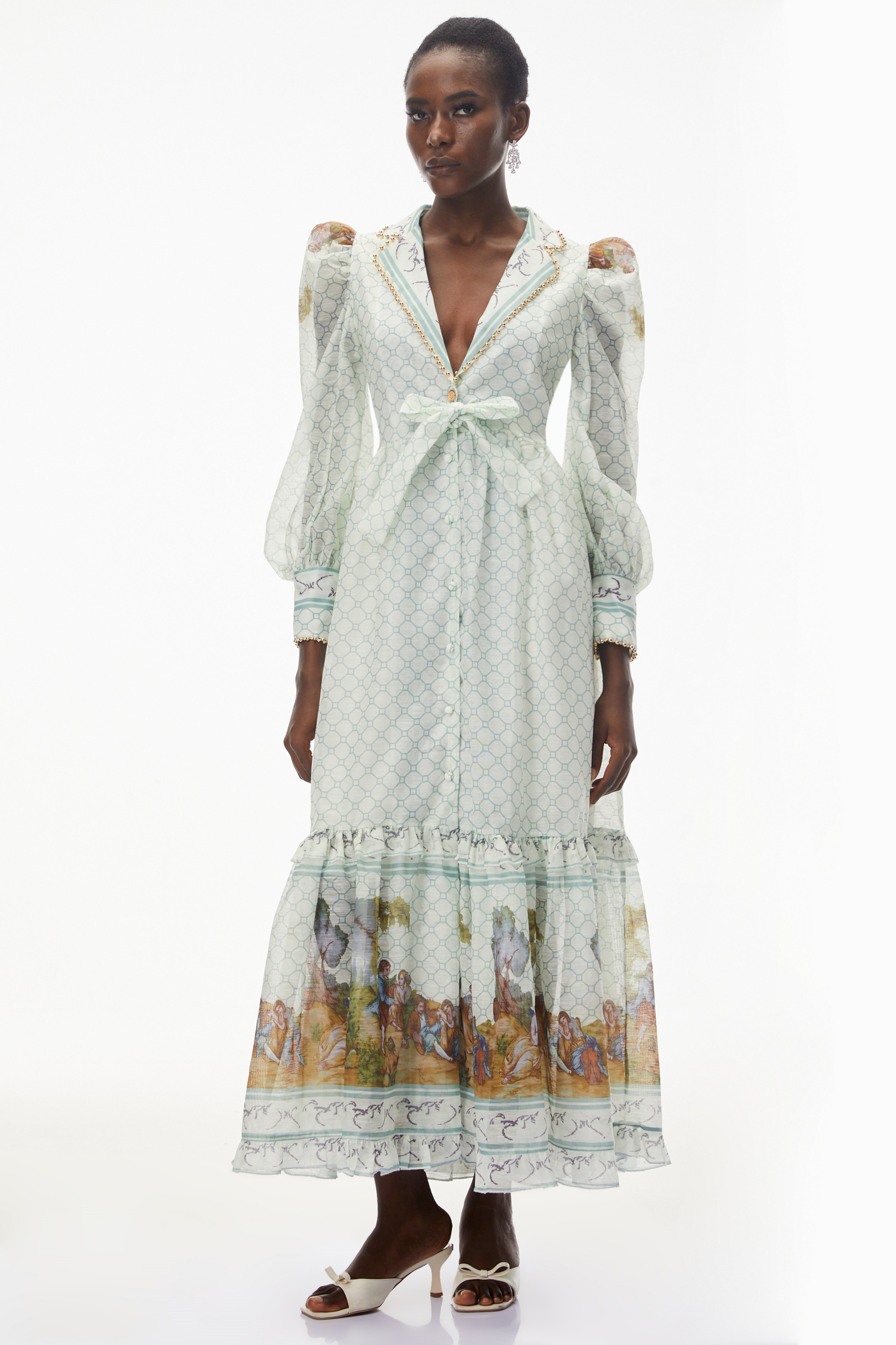 فستان طويل من "يمايا" باللون الأخضر الرمادي الفاتح وذو ياقة عميقة ومزين بنقوش زهرية