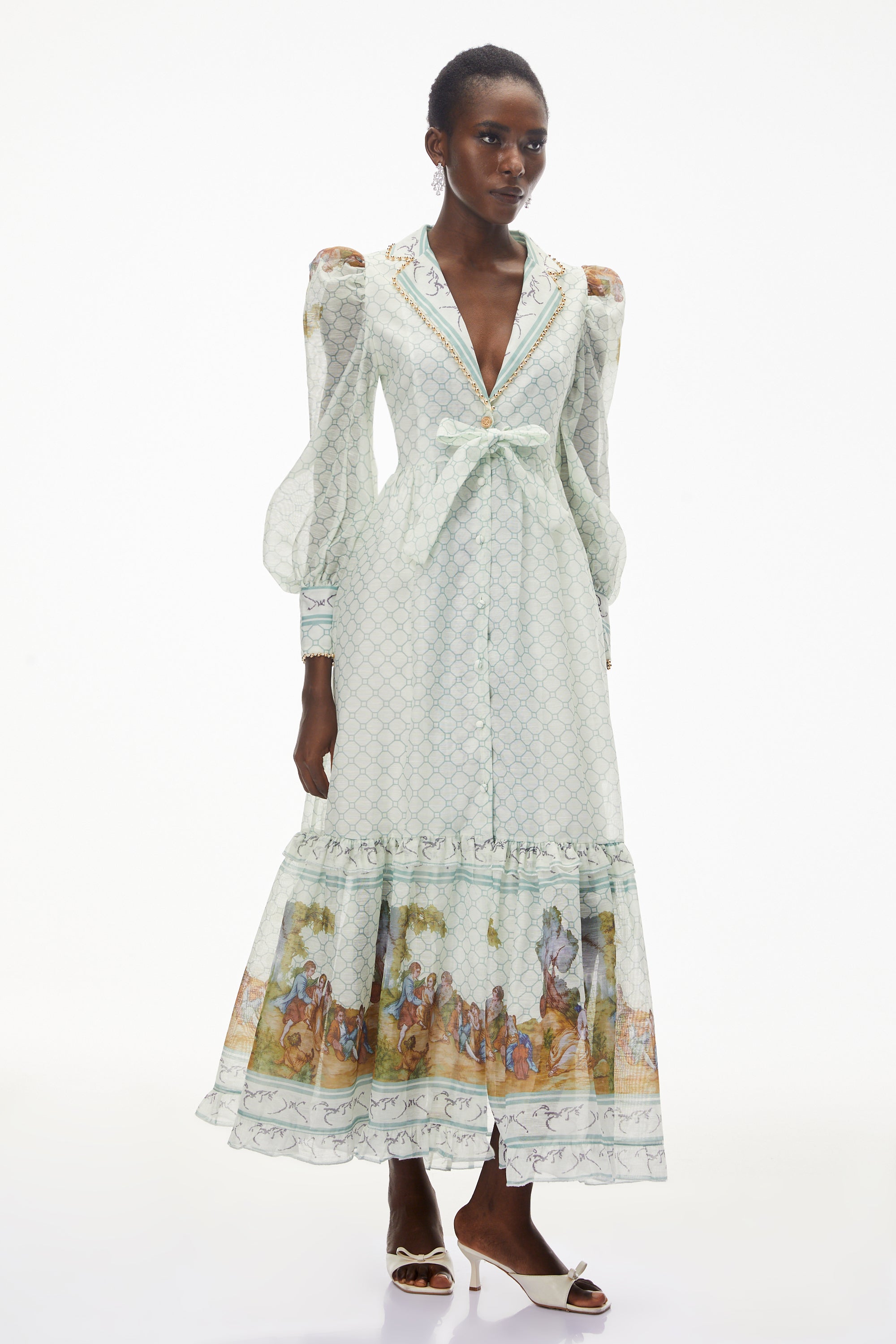 فستان طويل من "يمايا" باللون الأخضر الرمادي الفاتح وذو ياقة عميقة ومزين بنقوش زهرية