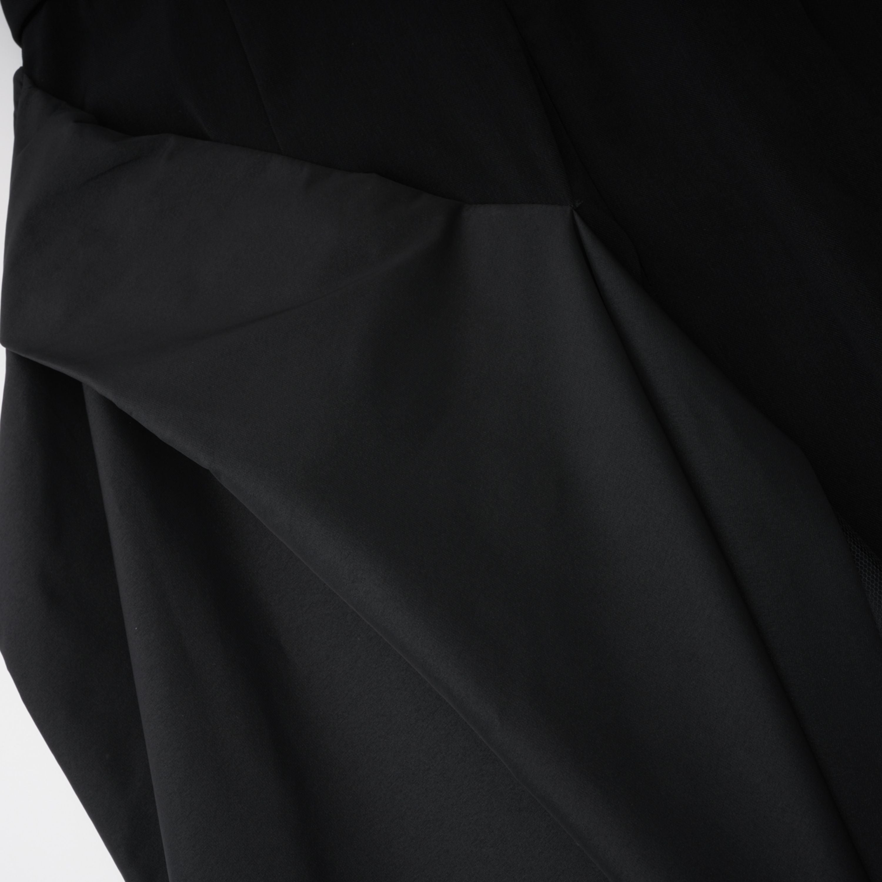 فستان طويل أسود مكشوف الكتفين مع شق عالٍ على الفخذ من Yoliswa