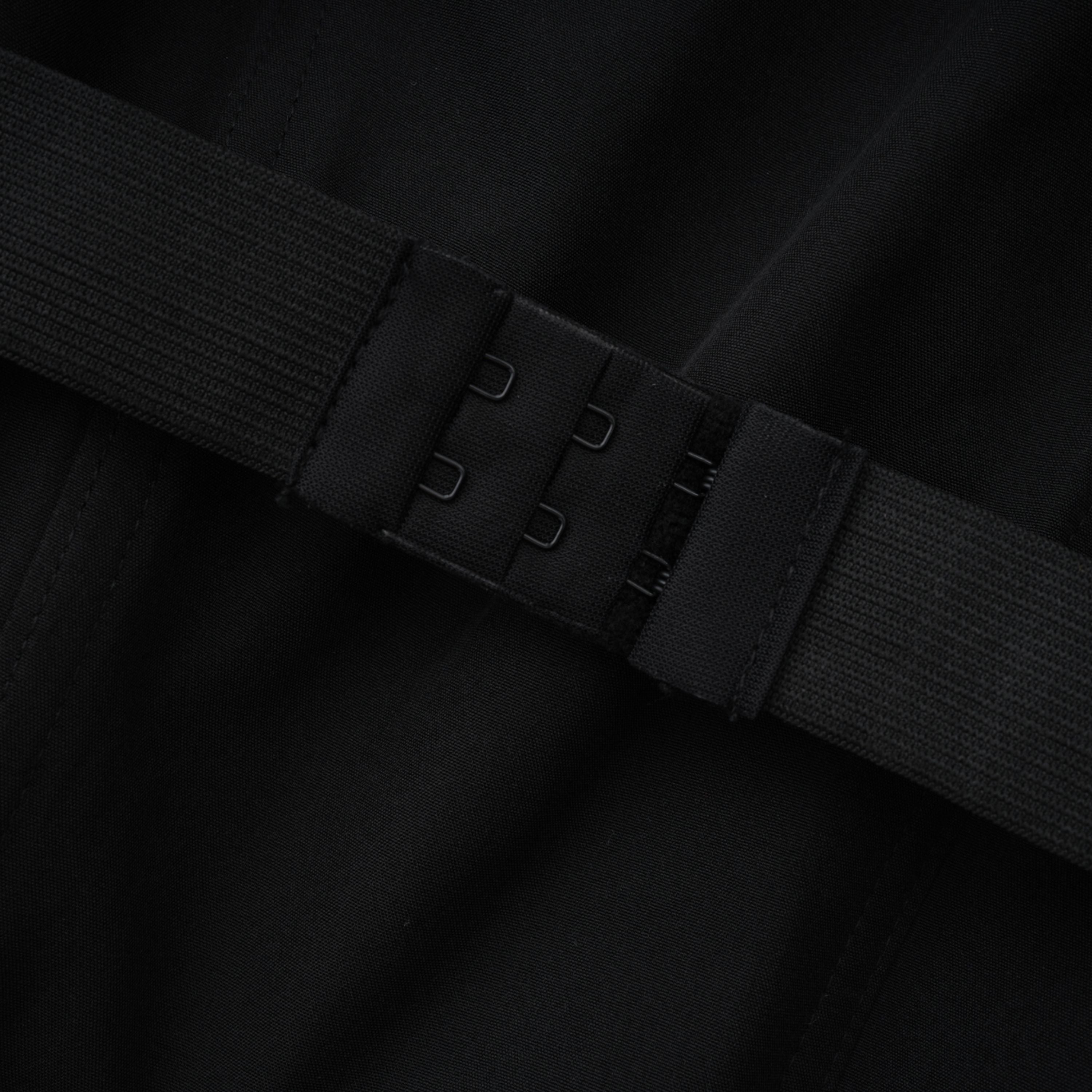 فستان طويل أسود مكشوف الكتفين مع شق عالٍ على الفخذ من Yoliswa