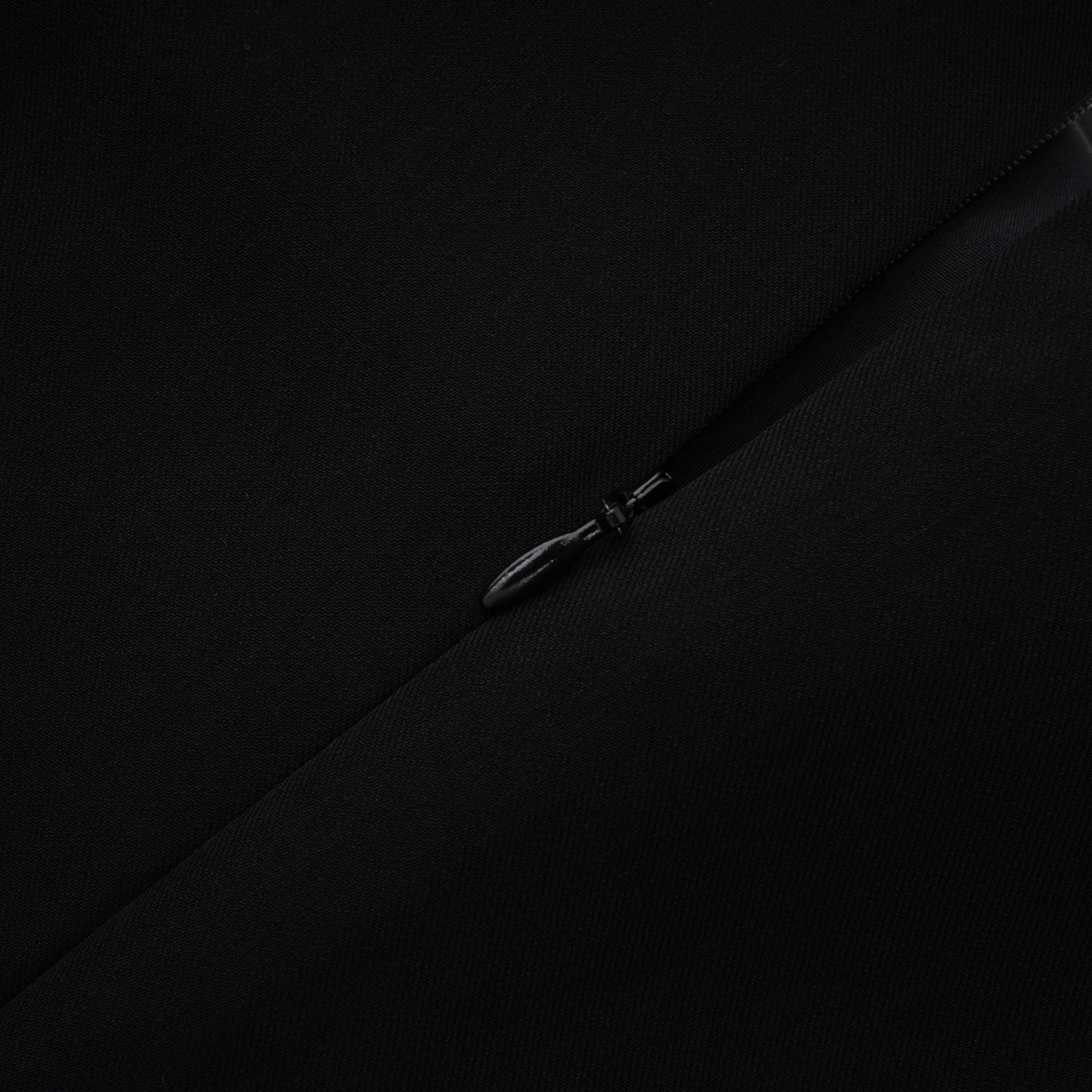 فستان طويل أسود مكشوف الكتفين مع شق عالٍ على الفخذ من Yoliswa