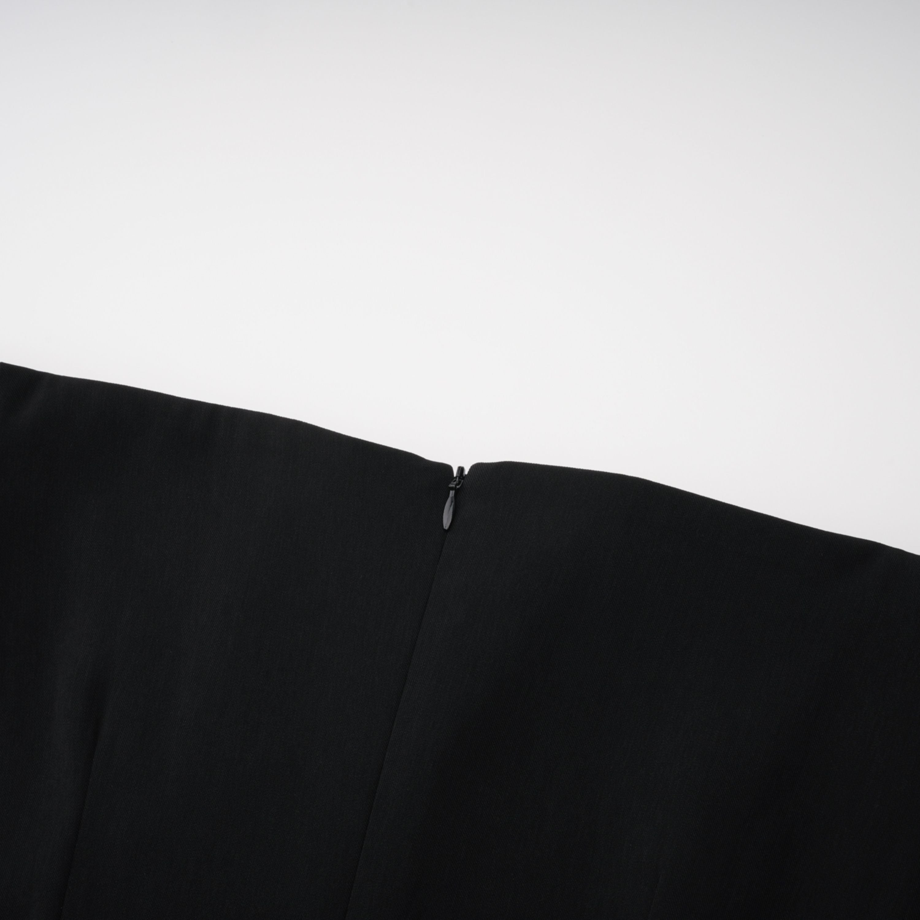 فستان طويل أسود مكشوف الكتفين مع شق عالٍ على الفخذ من Yoliswa