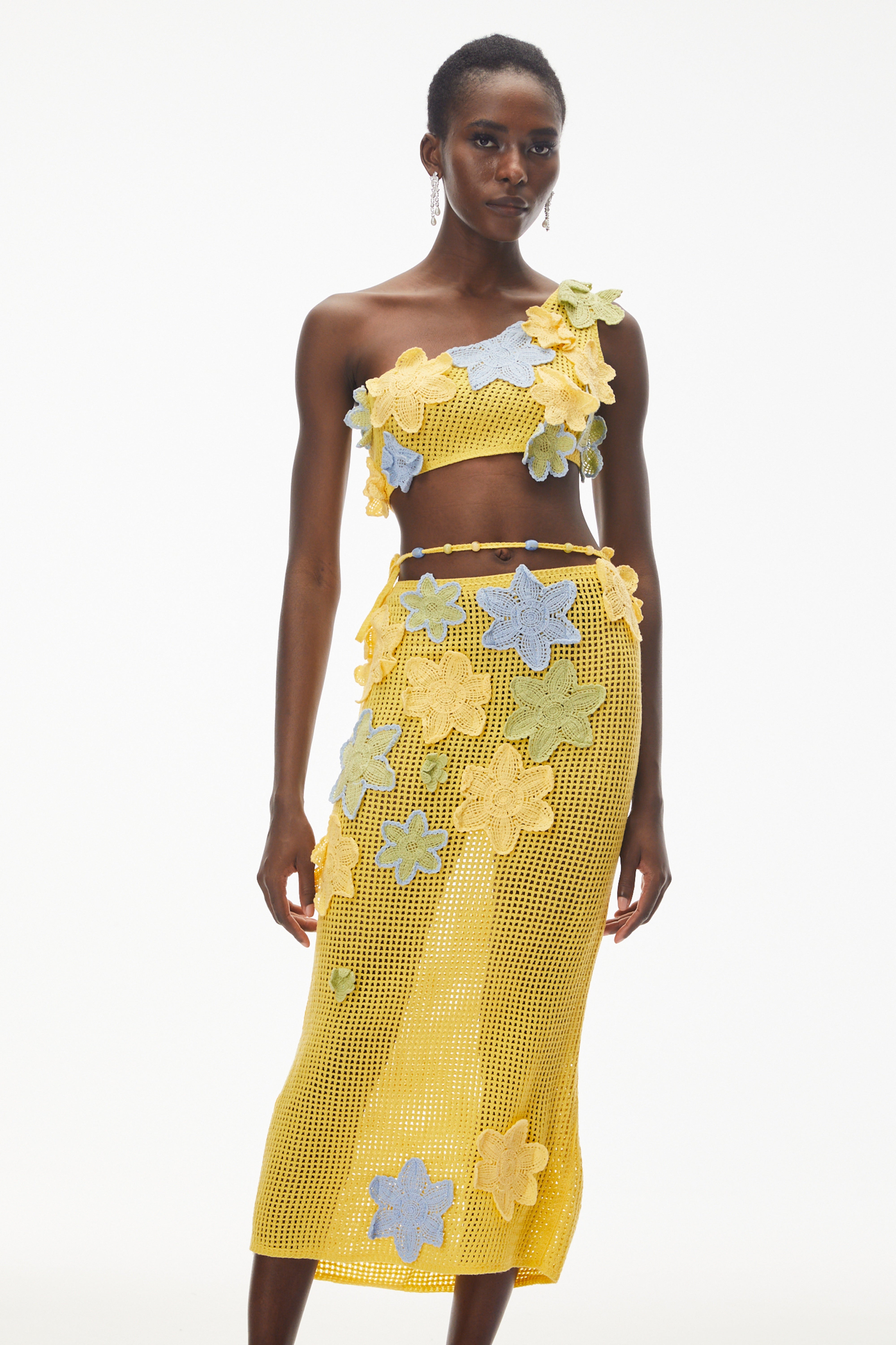 طقم بلوزة وتنورة غير متماثل باللون الأصفر من Ysabeau مع زخارف زهور ثلاثية الأبعاد