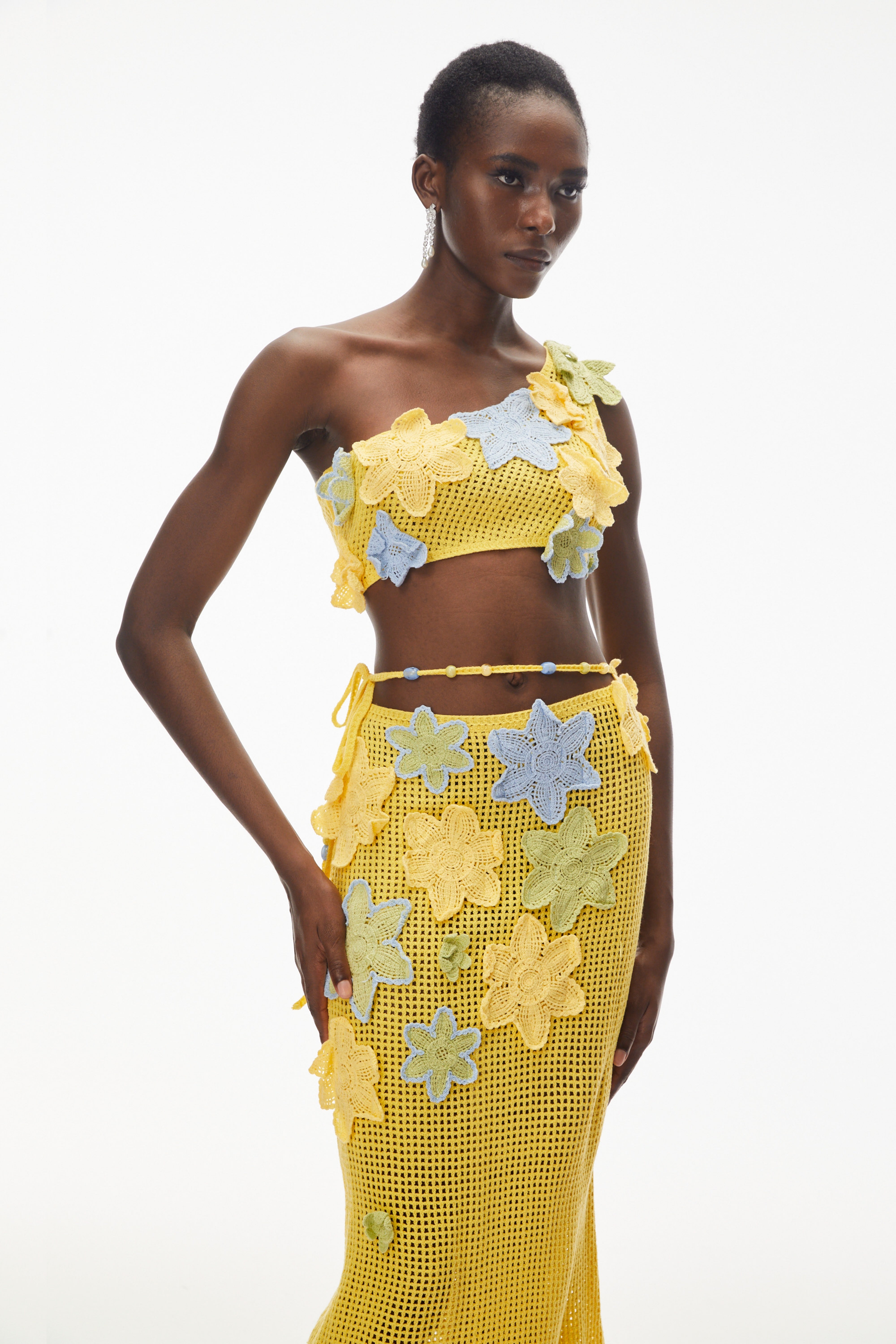 طقم بلوزة وتنورة غير متماثل باللون الأصفر من Ysabeau مع زخارف زهور ثلاثية الأبعاد