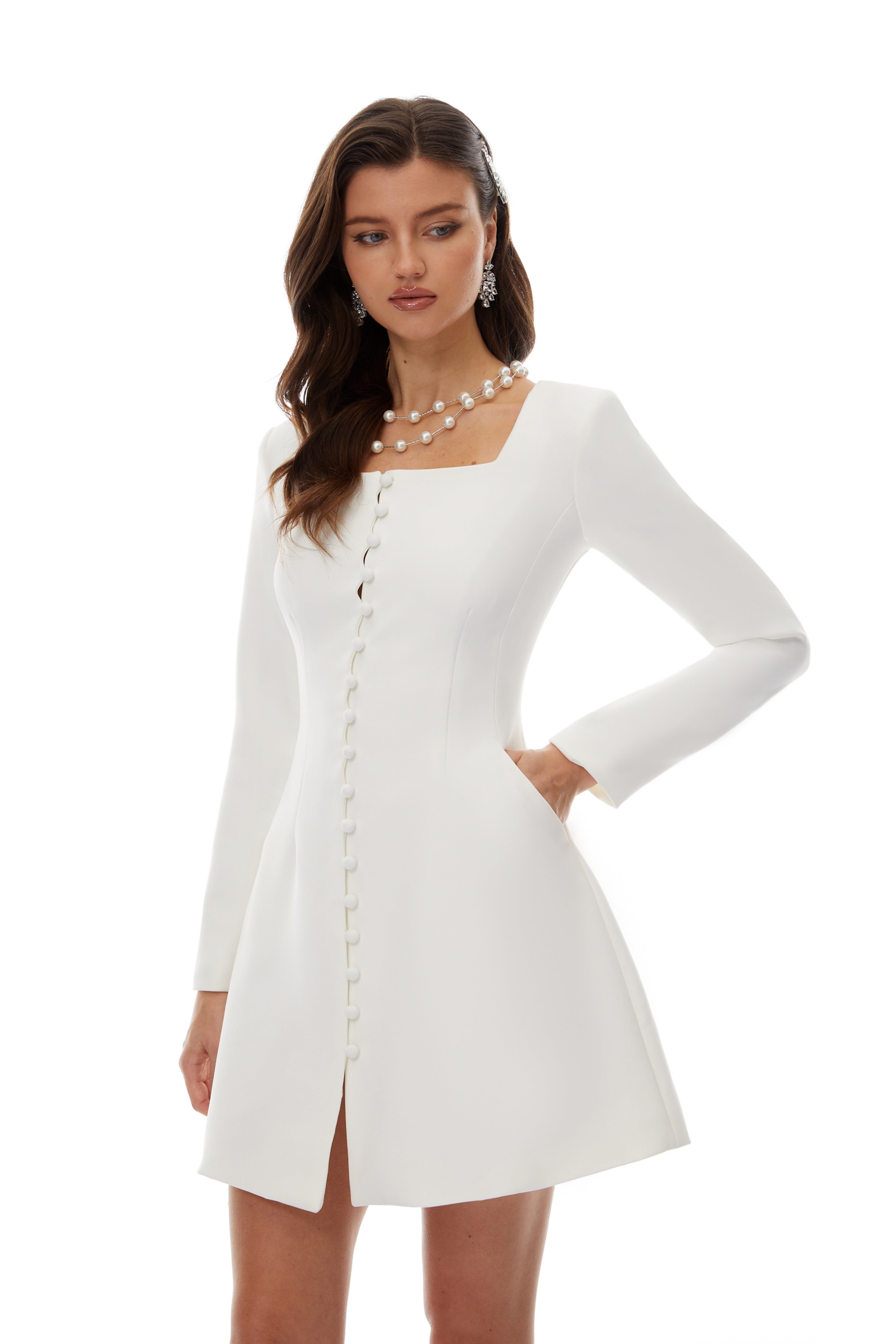 فستان قصير من إيفون وايت بصف أزرار واحد