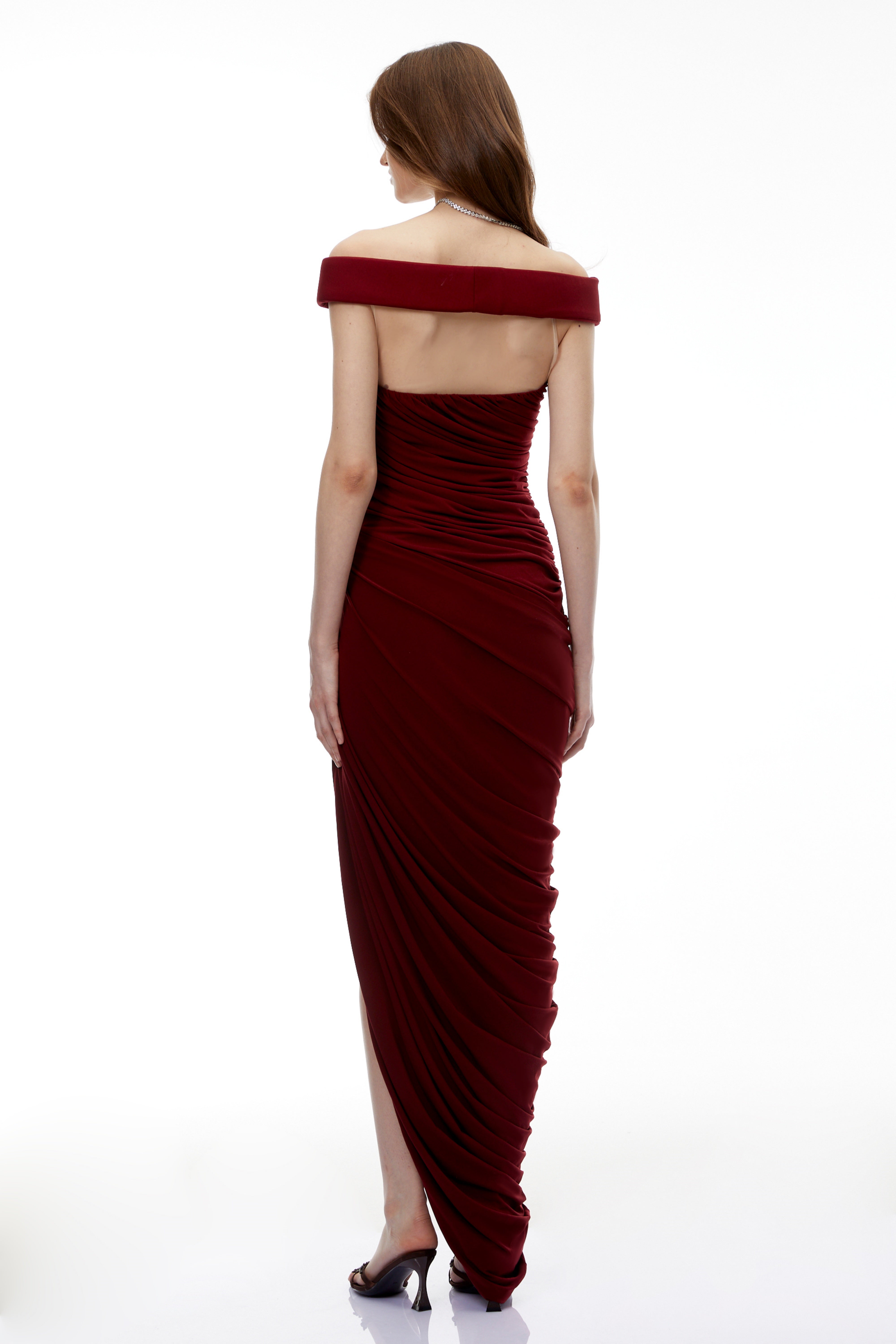 Zakiya – rotes, schulterfreies Maxikleid mit Rüschen