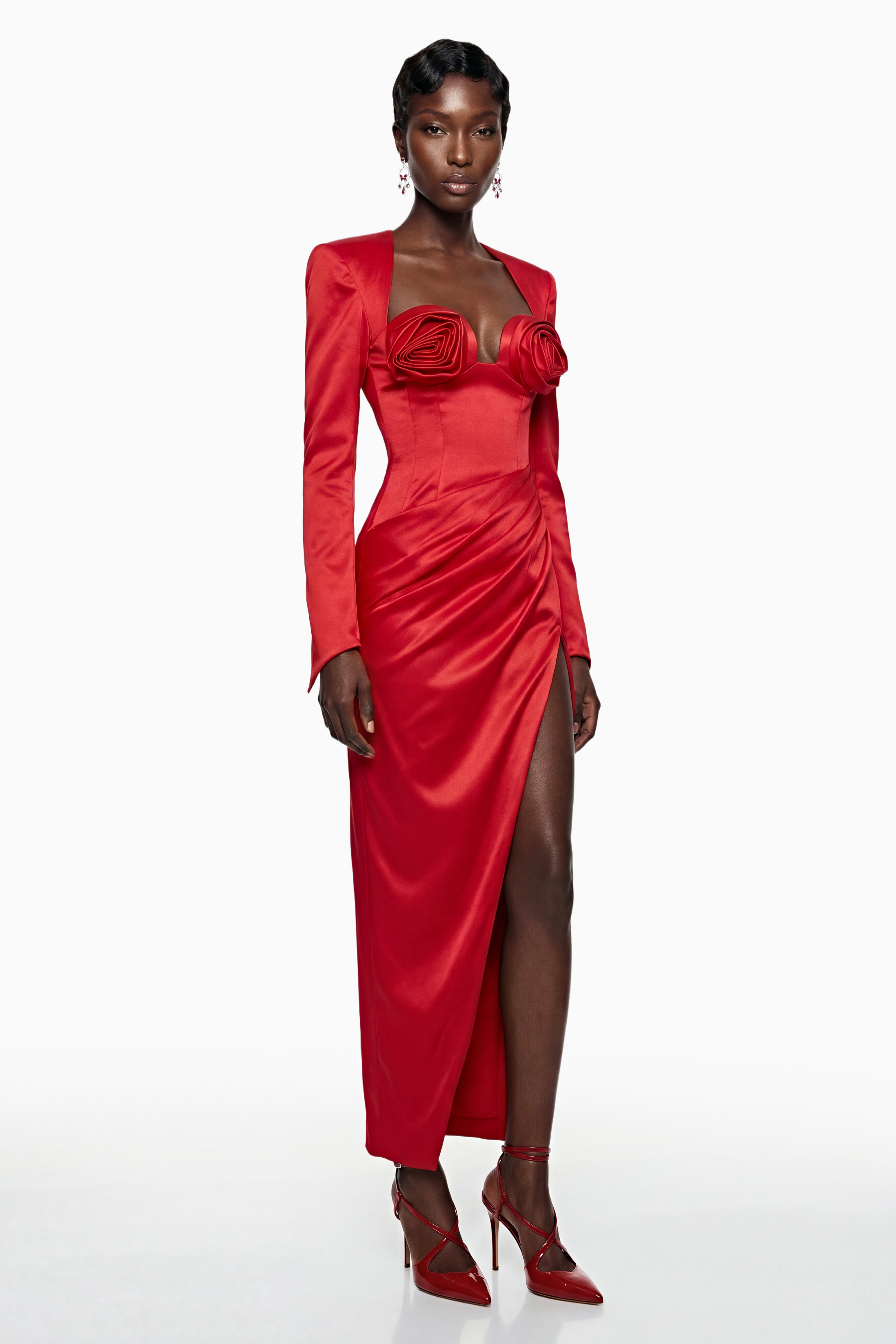 Zanele – rotes Maxikleid mit Rüschen und 3D-Blütenblättern