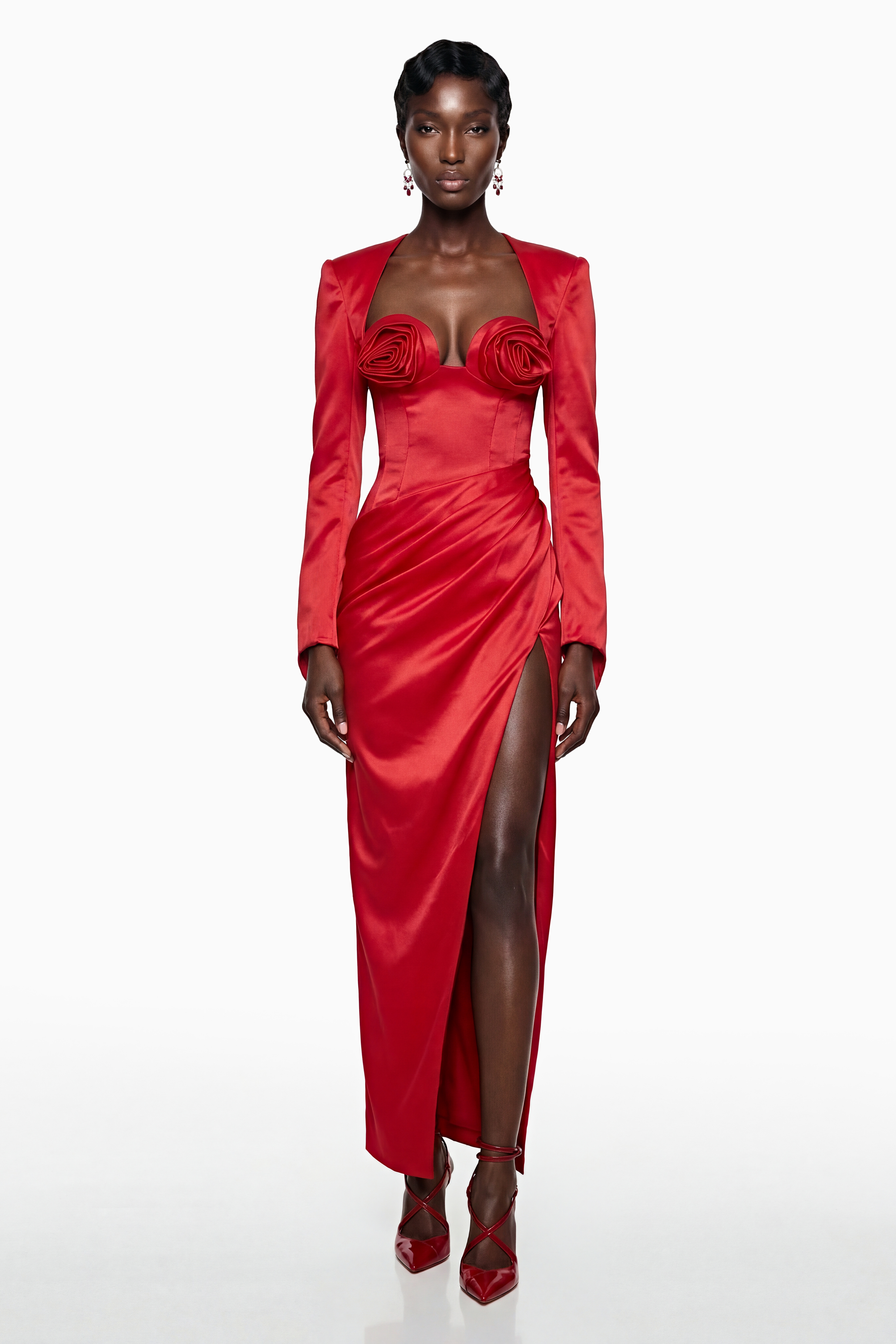Zanele – rotes Maxikleid mit Rüschen und 3D-Blütenblättern