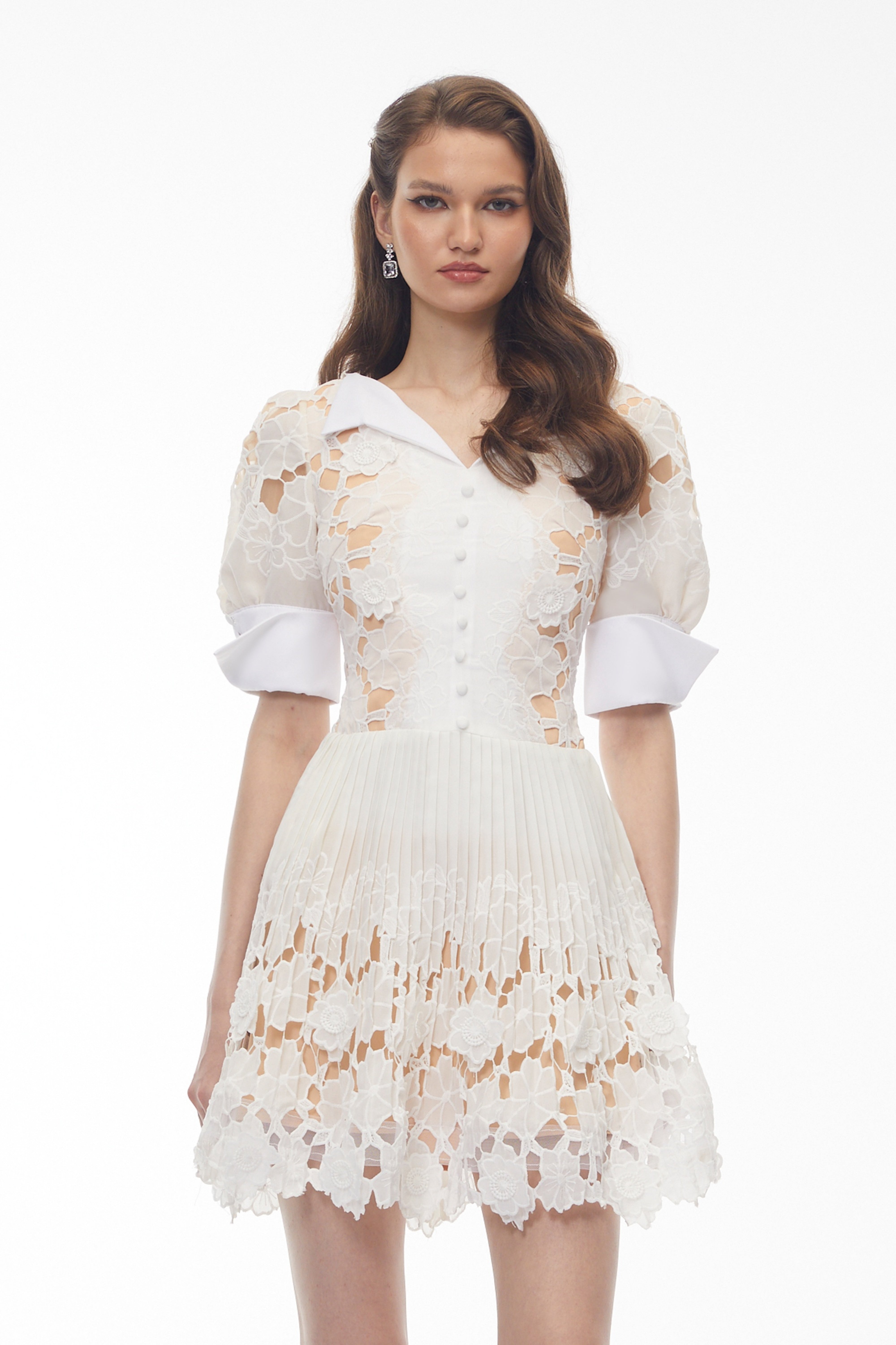 فستان قصير من زاريا أبيض مزين بزخارف زهرية وفتحات