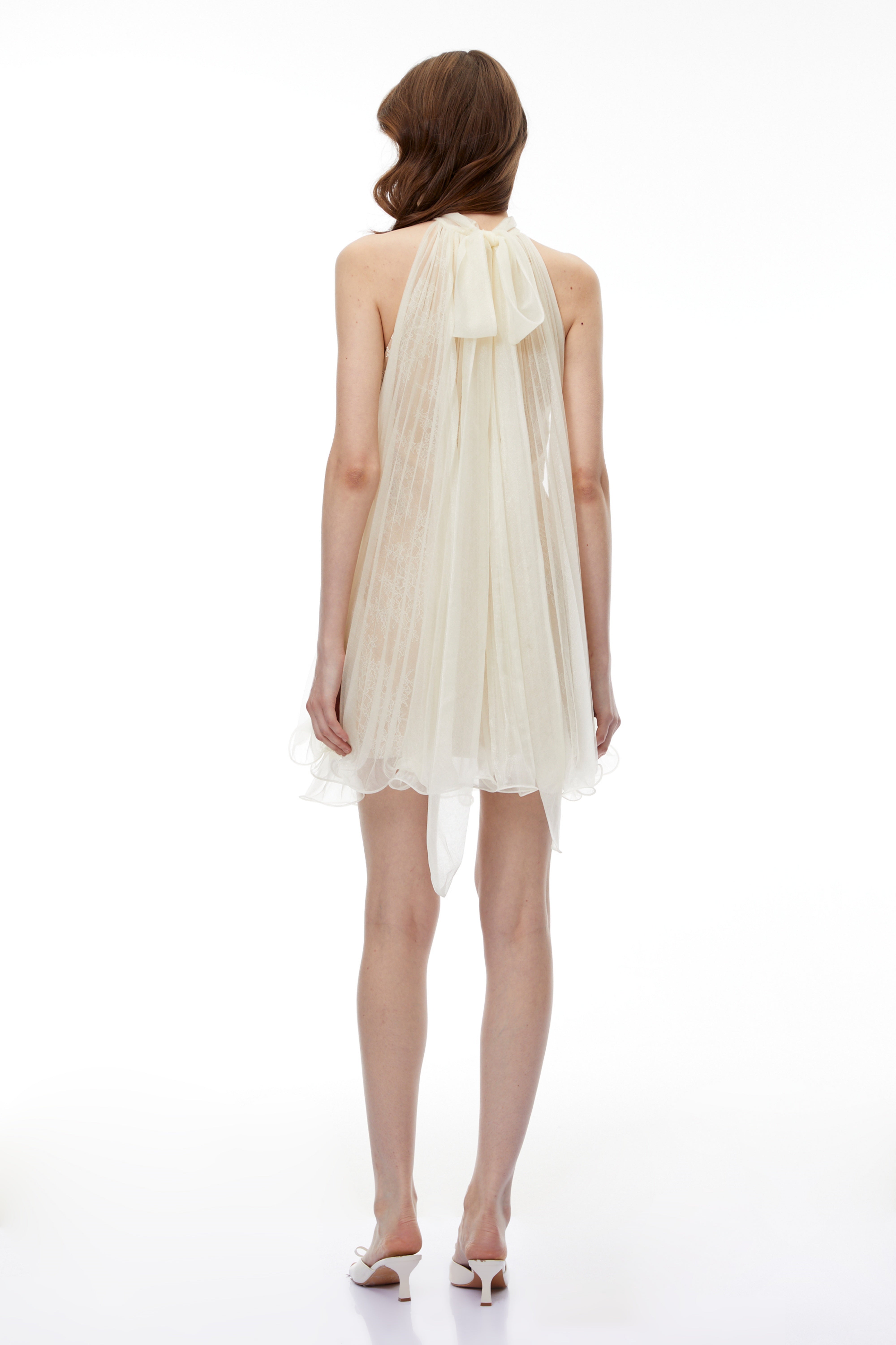 Zélie – Neutrales Minikleid mit Rüschen und Falten