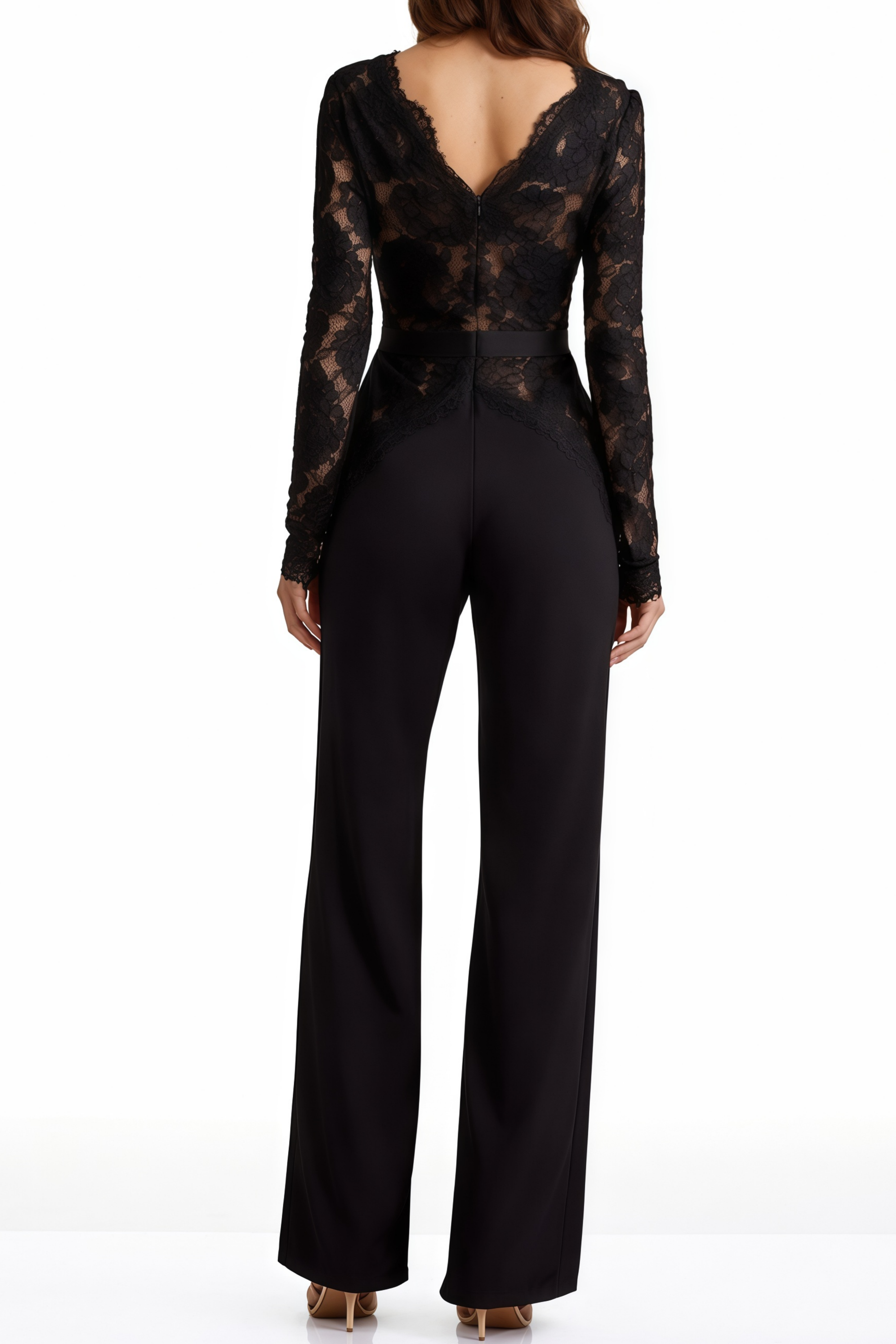 بذلة شادانا باللون الأسود مع أجزاء من الدانتيل شبه الشفاف