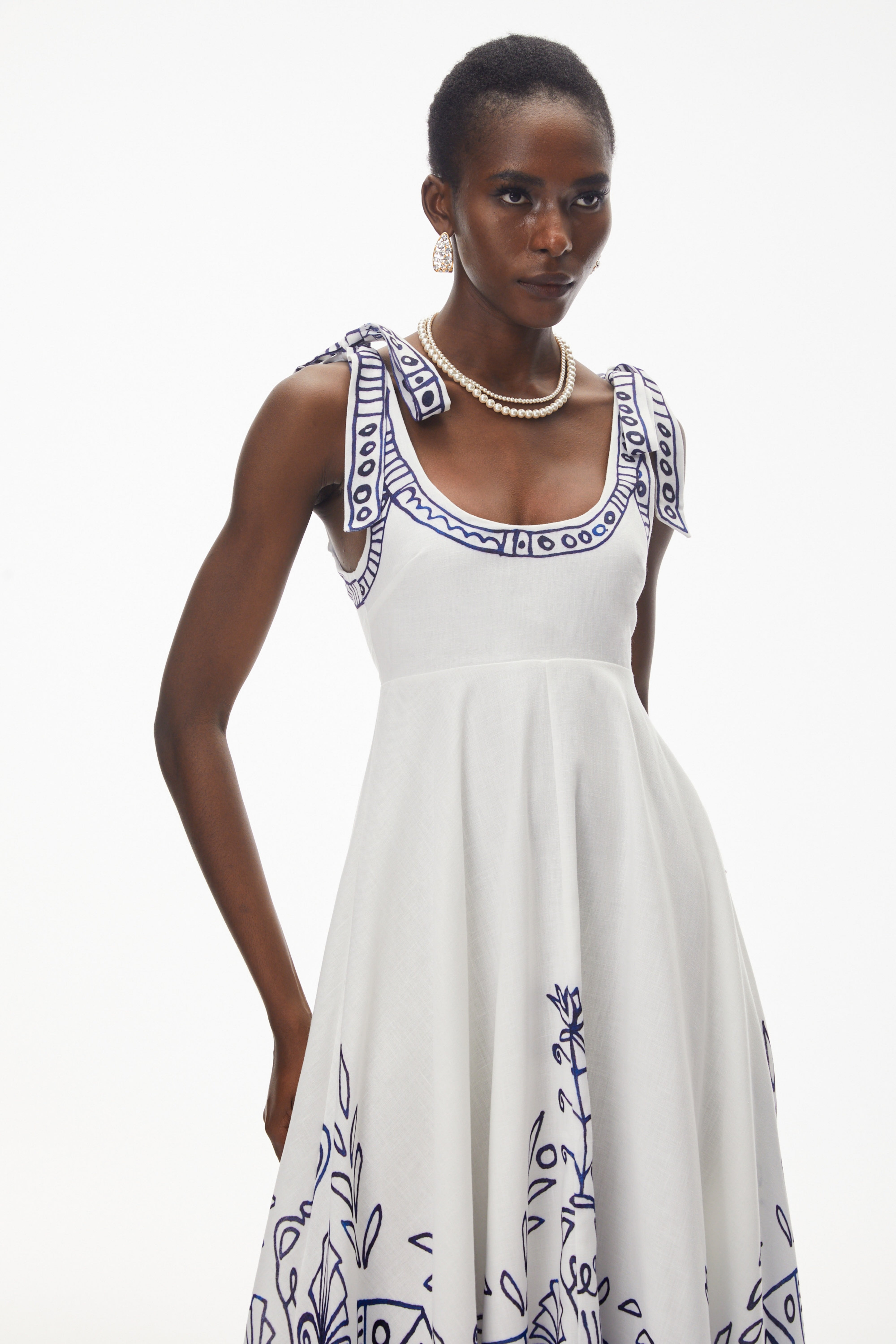 فستان ماكسي من زوهار باللون الأبيض بنقشة بلوك كولور