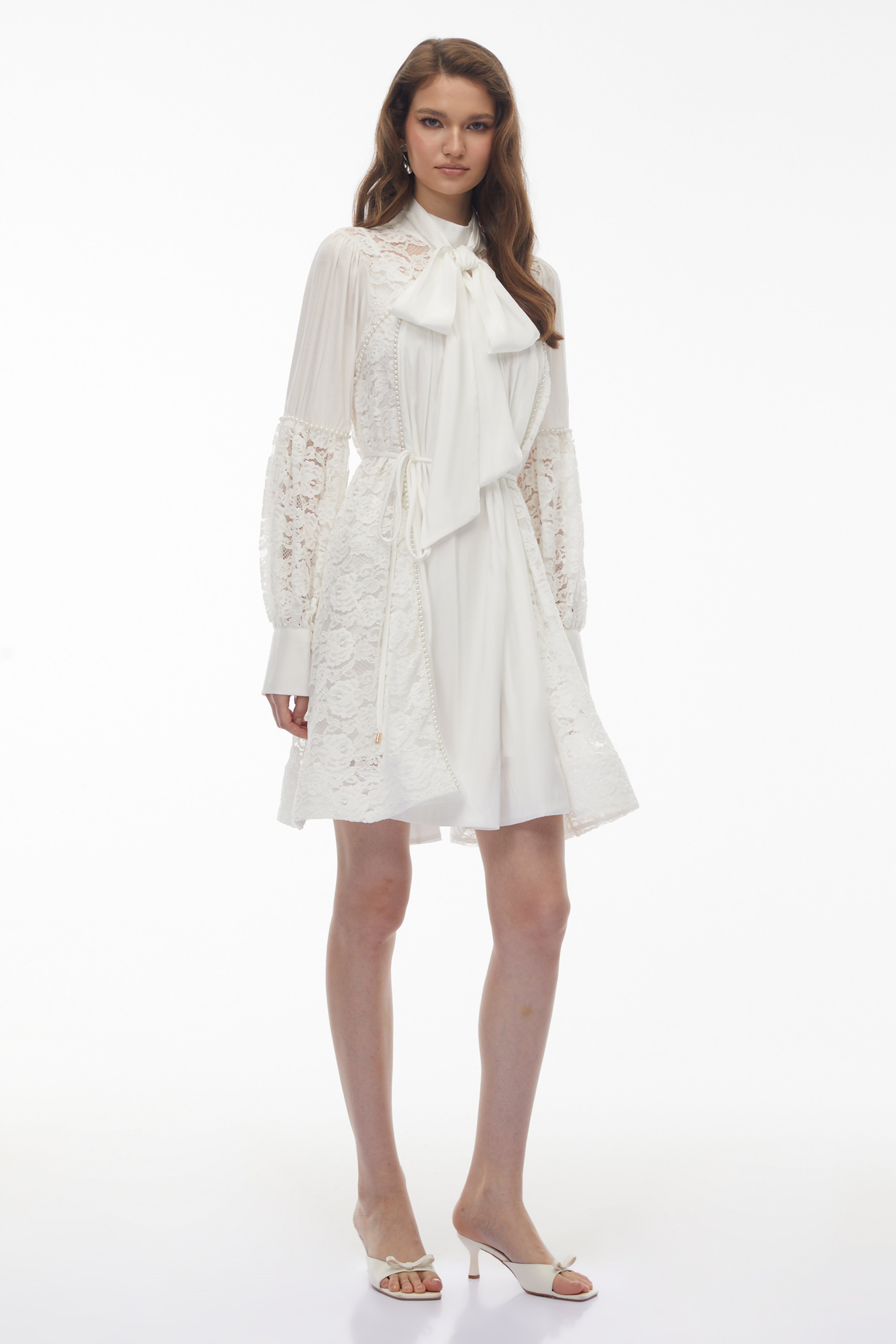 Mini-robe blanche Zosime avec empiècements en dentelle florale