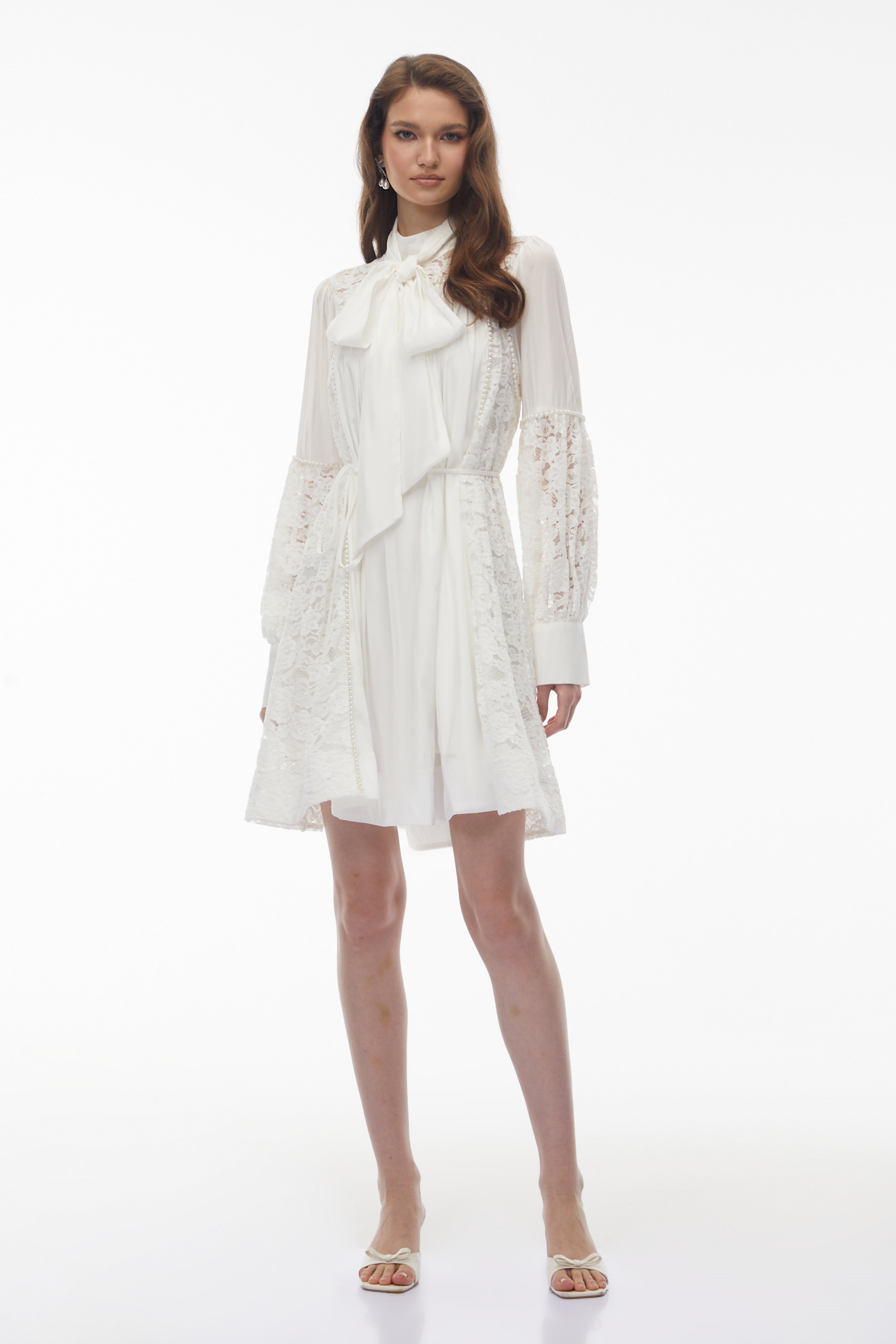 Mini-robe blanche Zosime avec empiècements en dentelle florale