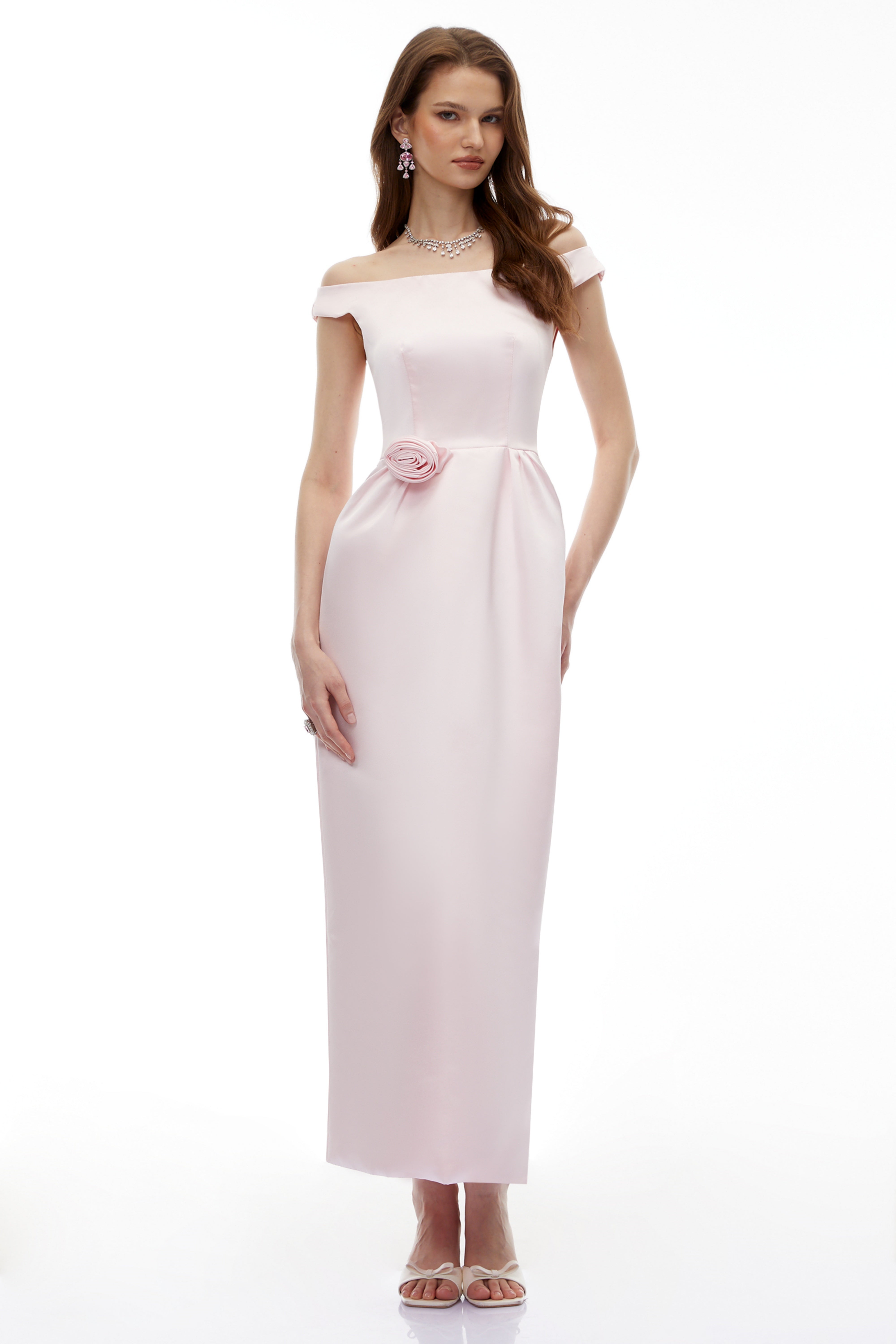 Zubayda – Rosa schulterfreies Maxikleid mit 3D-Blütenblättern