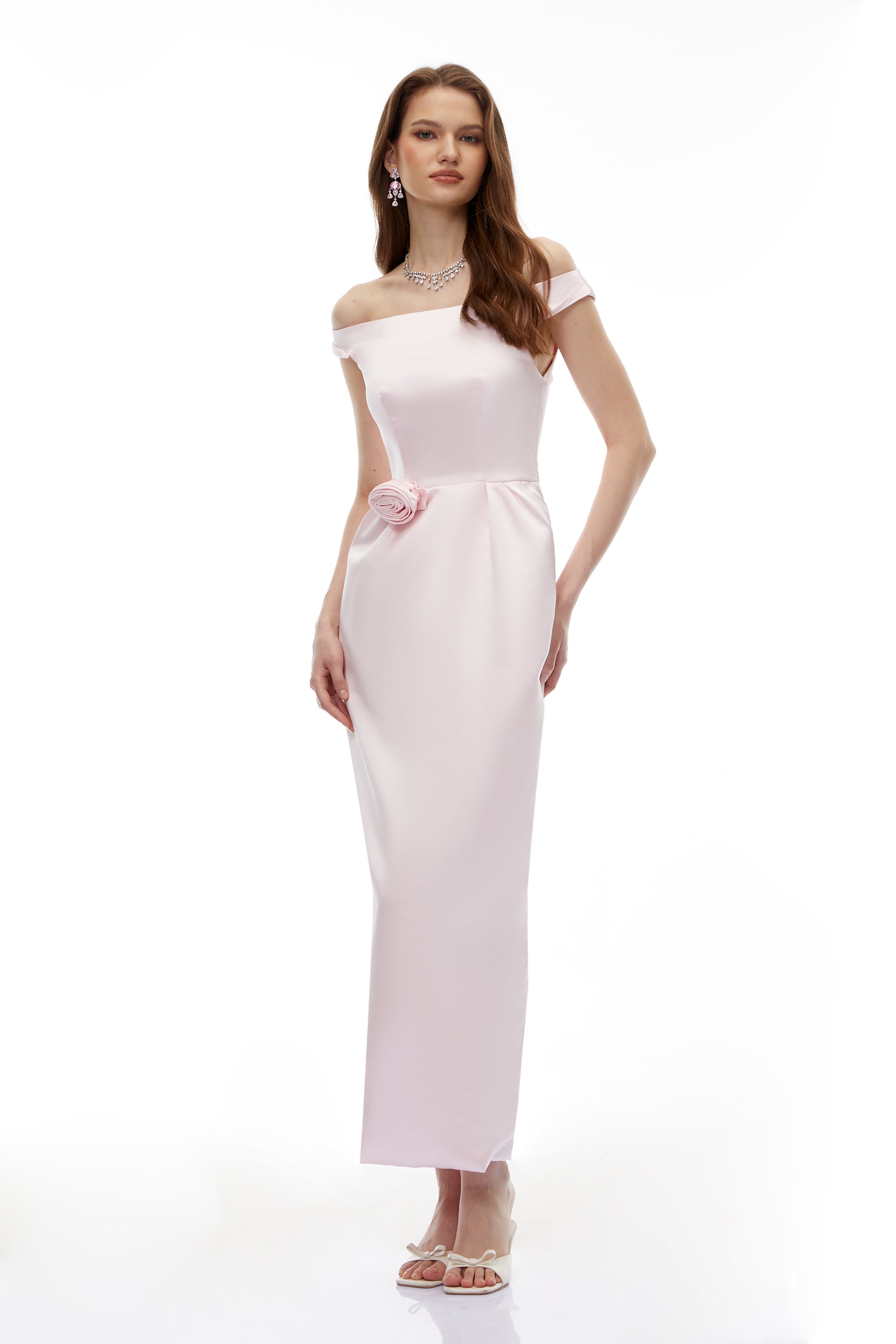 Zubayda – Rosa schulterfreies Maxikleid mit 3D-Blütenblättern