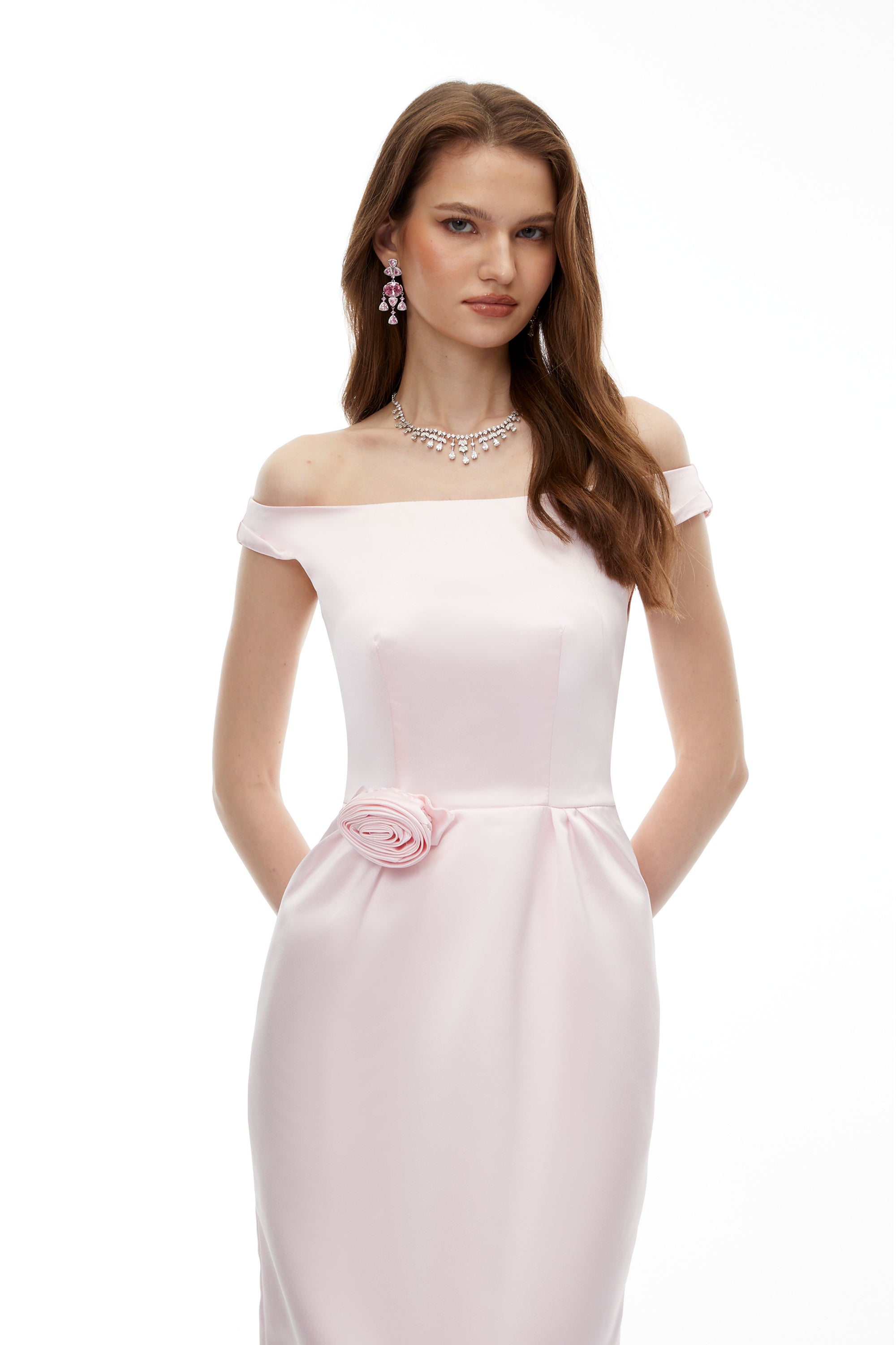 Zubayda – Rosa schulterfreies Maxikleid mit 3D-Blütenblättern