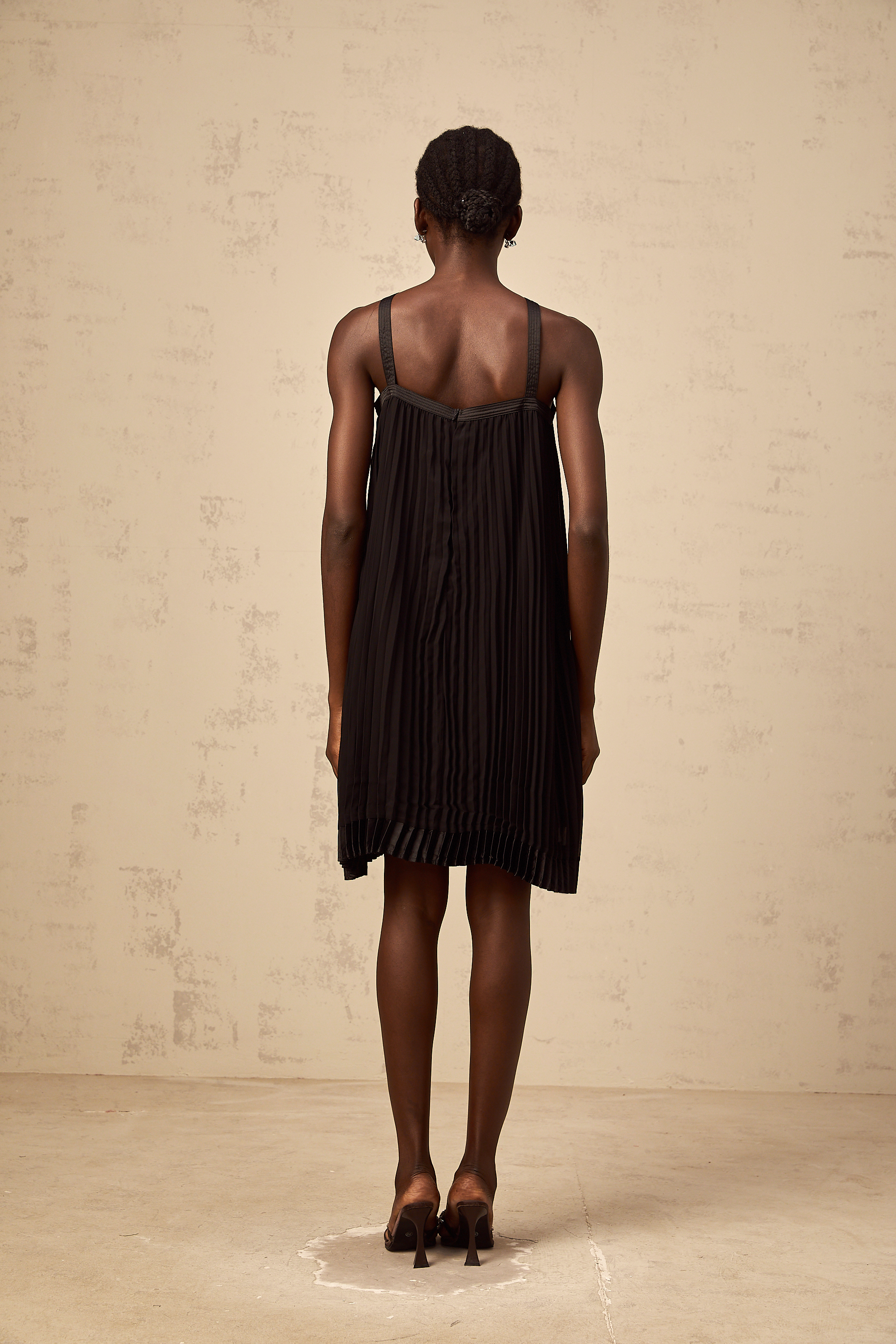 Zelda – Schwarzes, plissiertes Minikleid mit Schleife