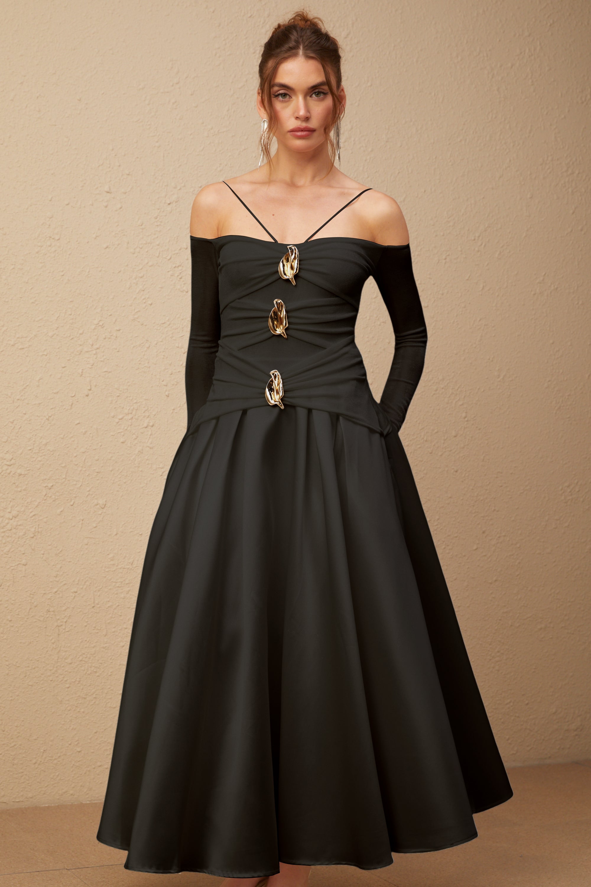 فستان ماكسي مكشوف الكتفين من تصميم نادين باللون الأسود