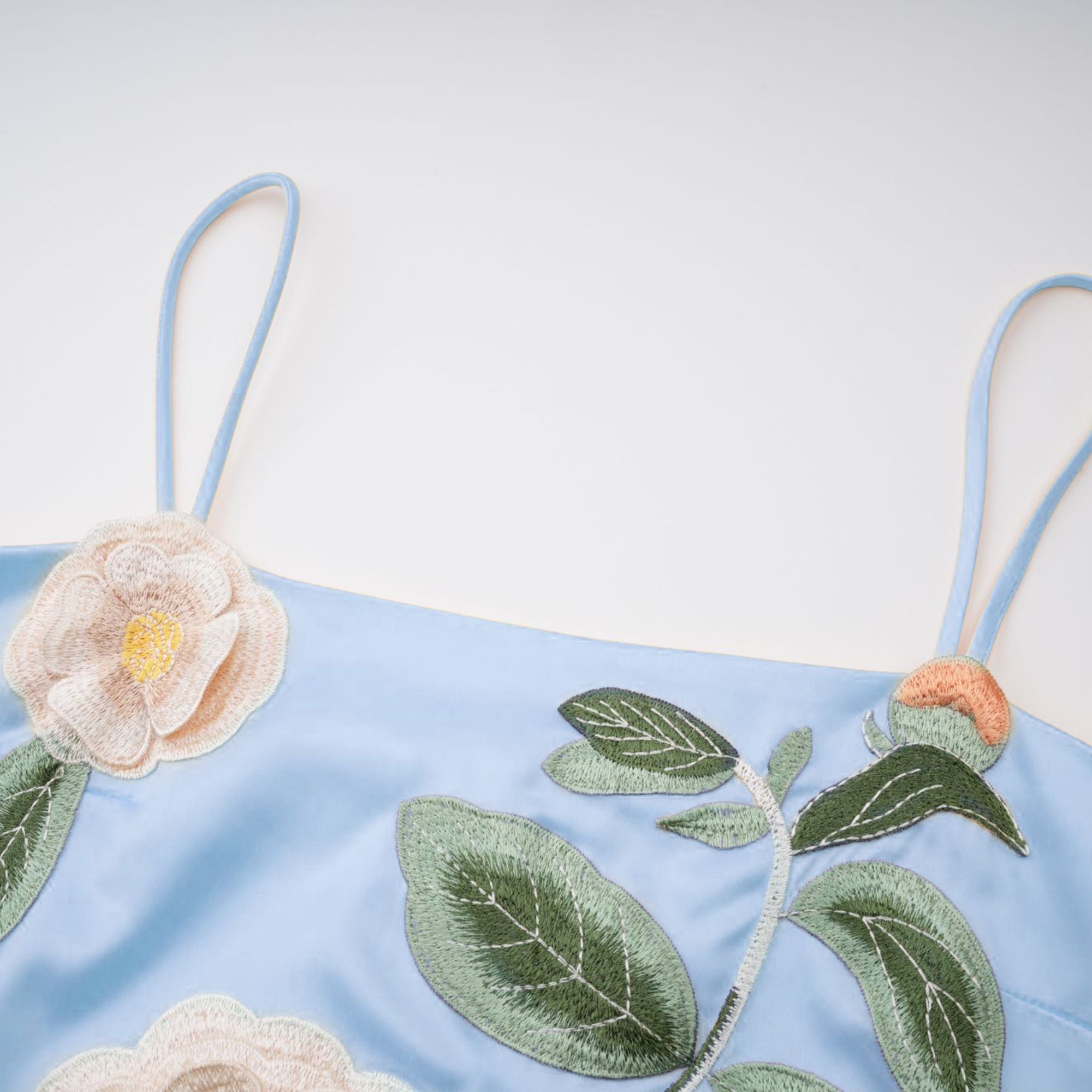 Avril – Blaues Minikleid aus Satin mit Blumenstickerei