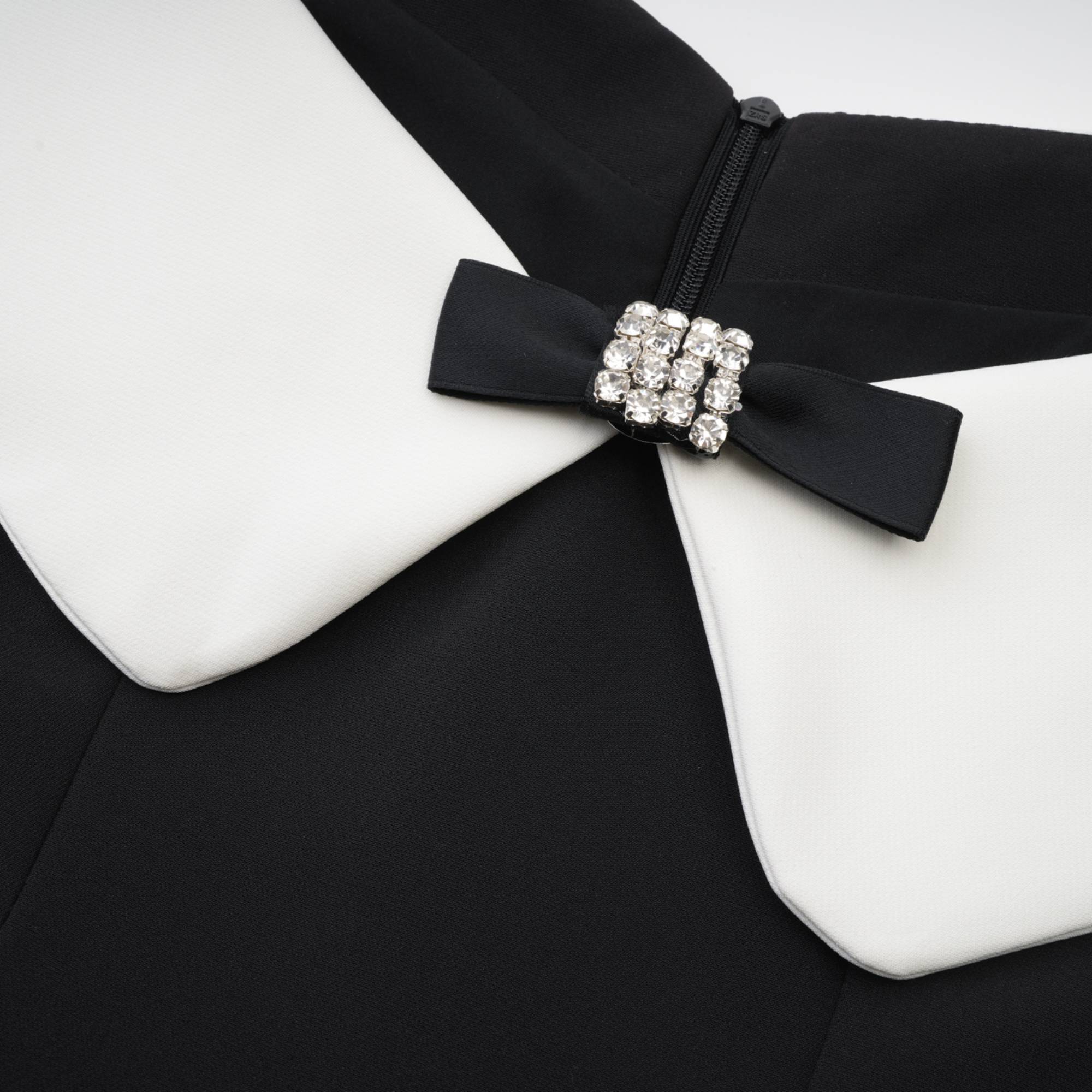 فستان دينيس الأسود القصير بدون أكتاف