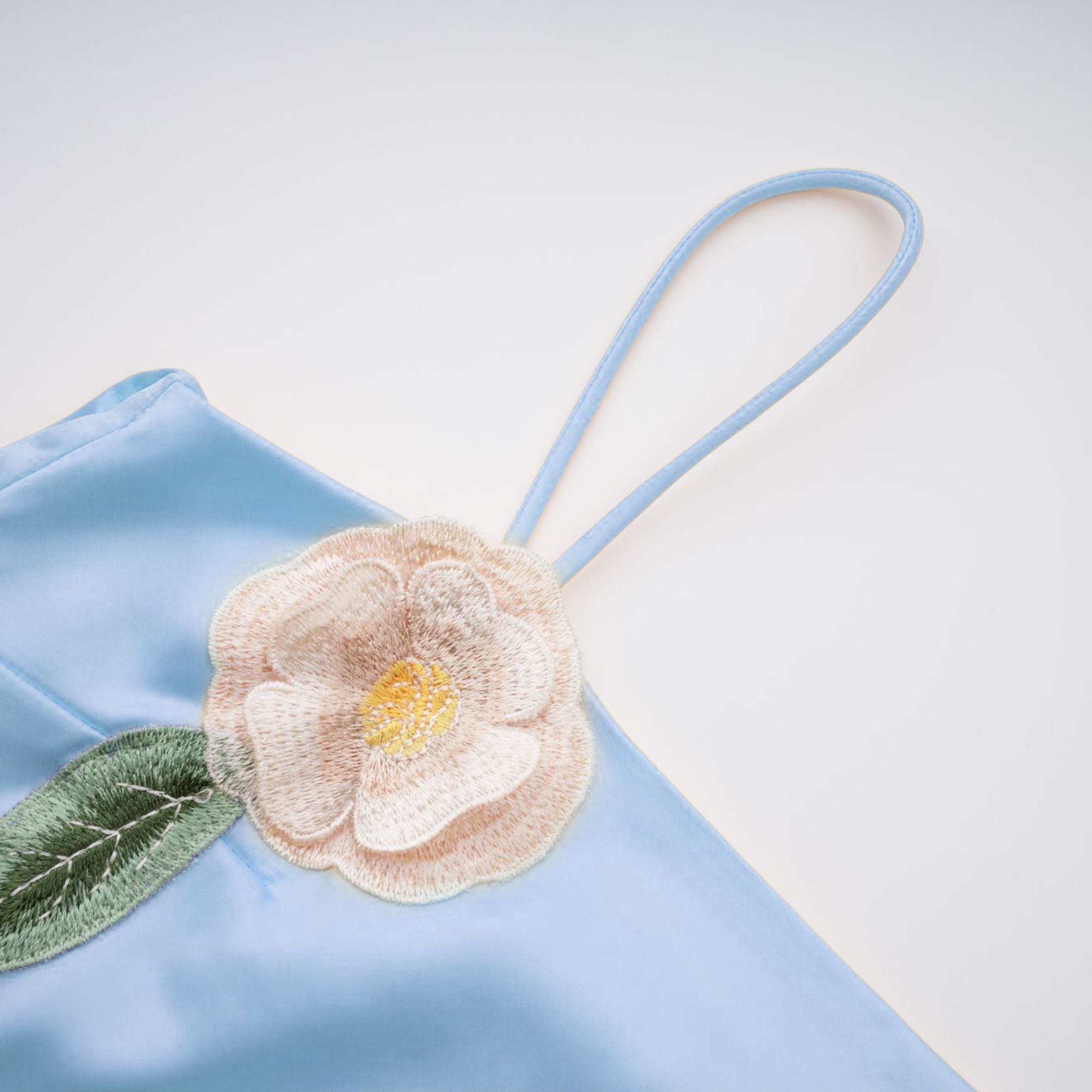 Avril – Blaues Minikleid aus Satin mit Blumenstickerei