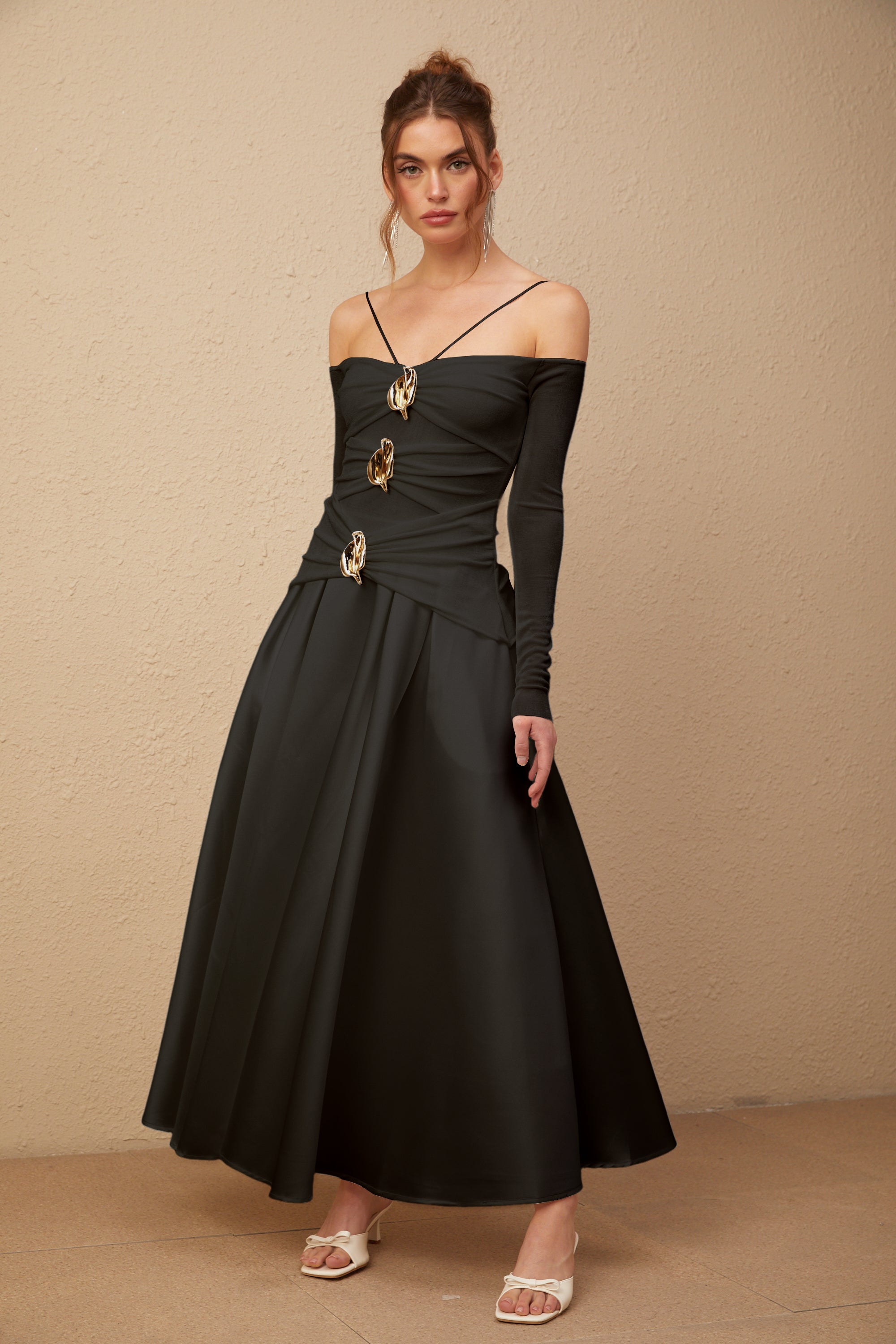 فستان ماكسي مكشوف الكتفين من تصميم نادين باللون الأسود