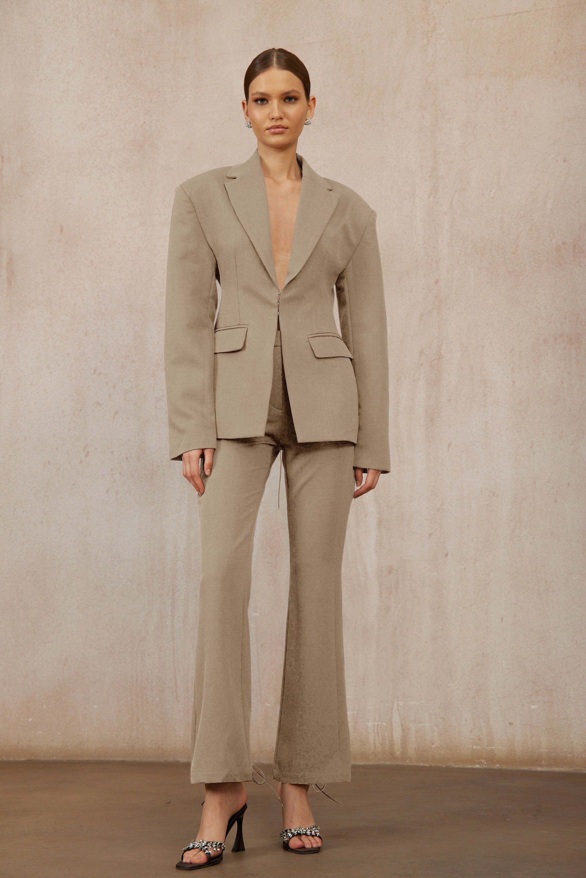 Prunille – Braunes Set aus Blazer und Hose mit Schnürung