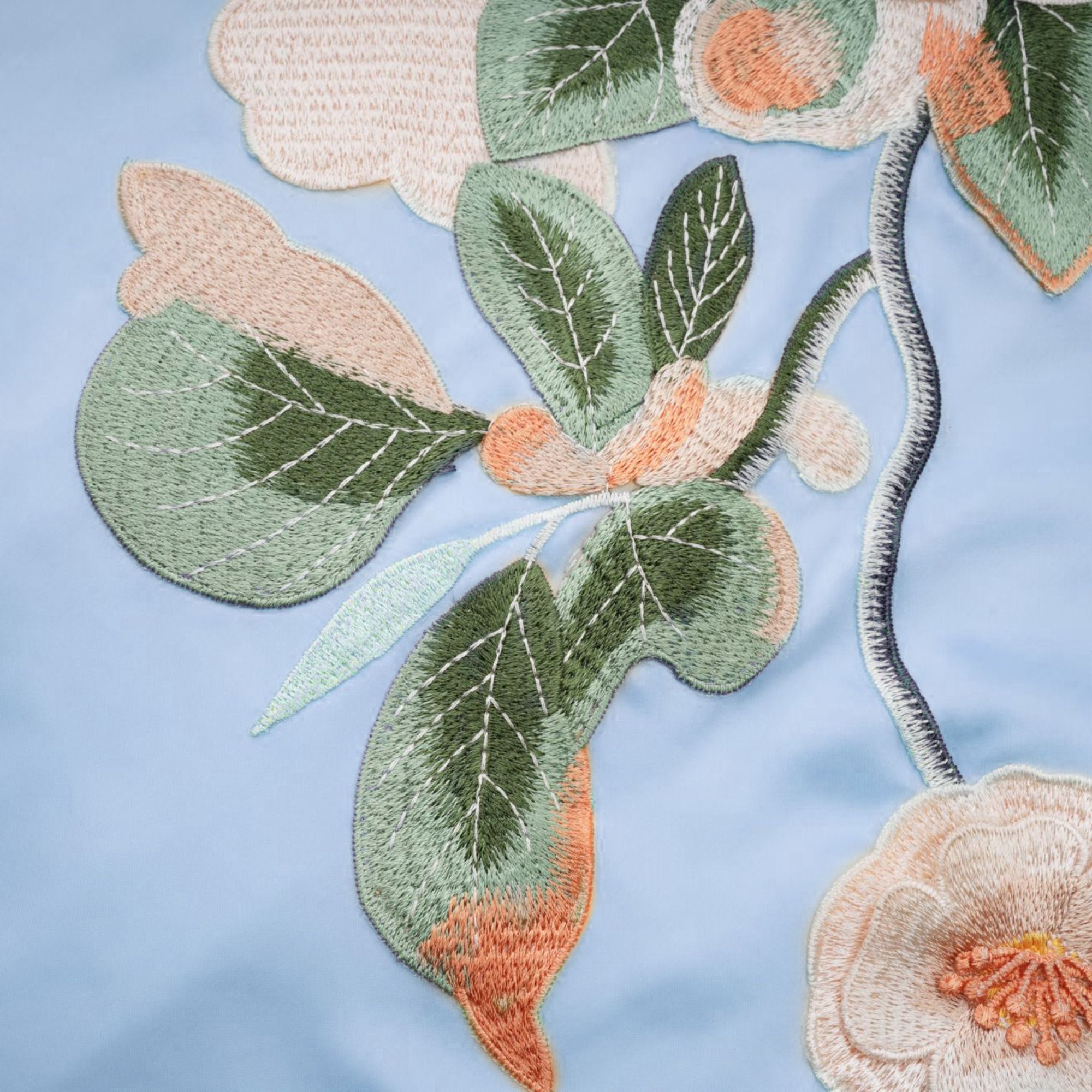 Avril – Blaues Minikleid aus Satin mit Blumenstickerei