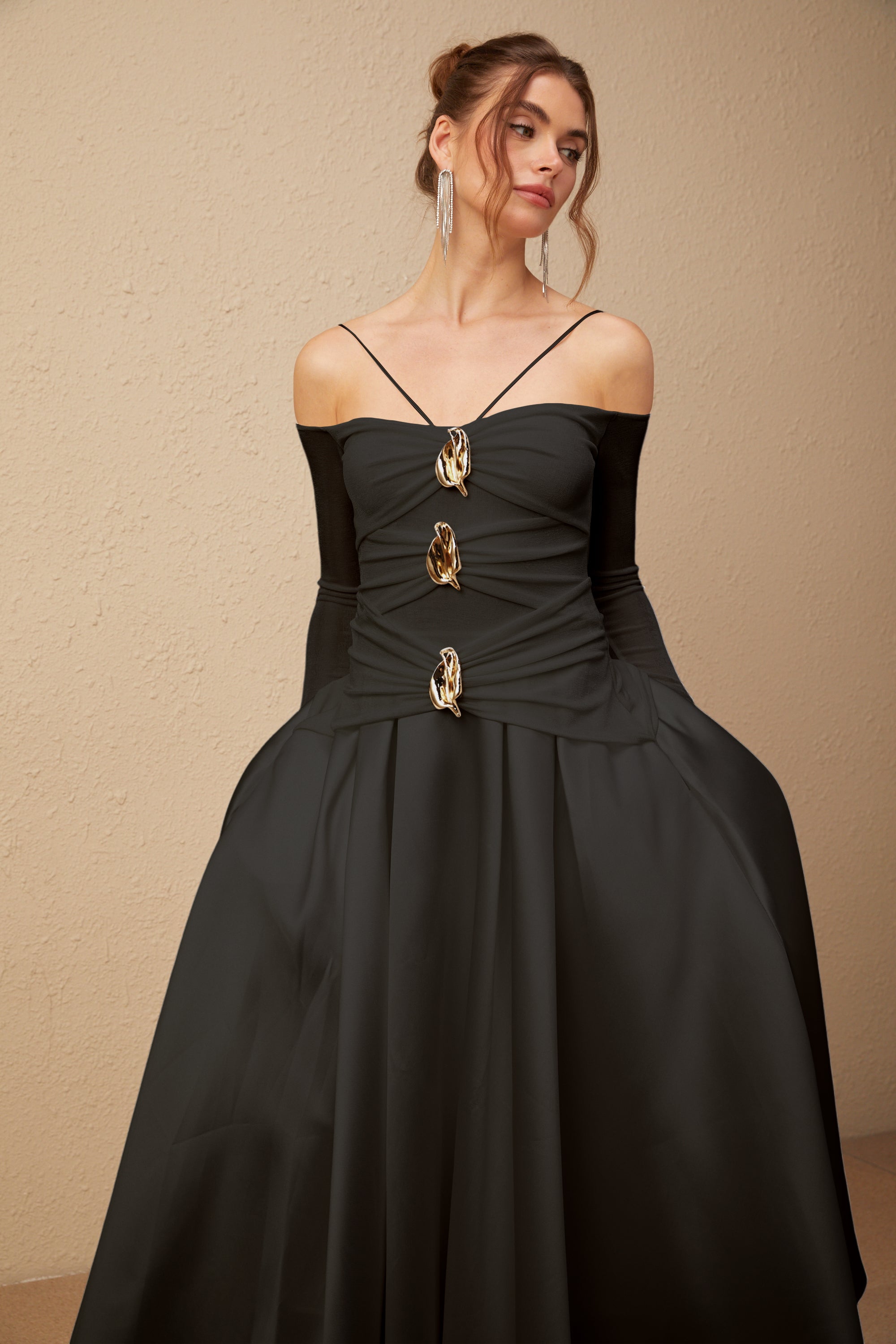 فستان ماكسي مكشوف الكتفين من تصميم نادين باللون الأسود