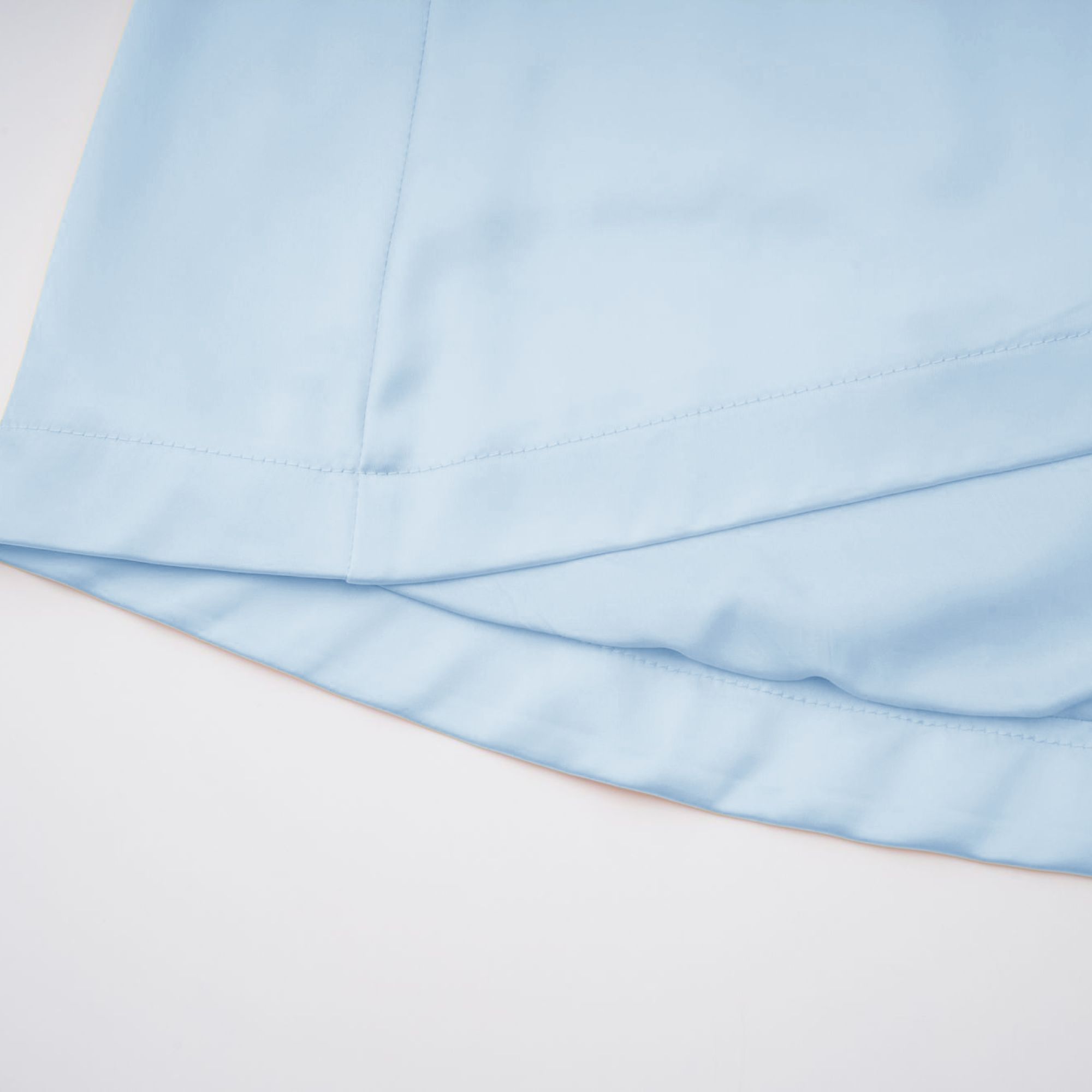 Avril – Blaues Minikleid aus Satin mit Blumenstickerei