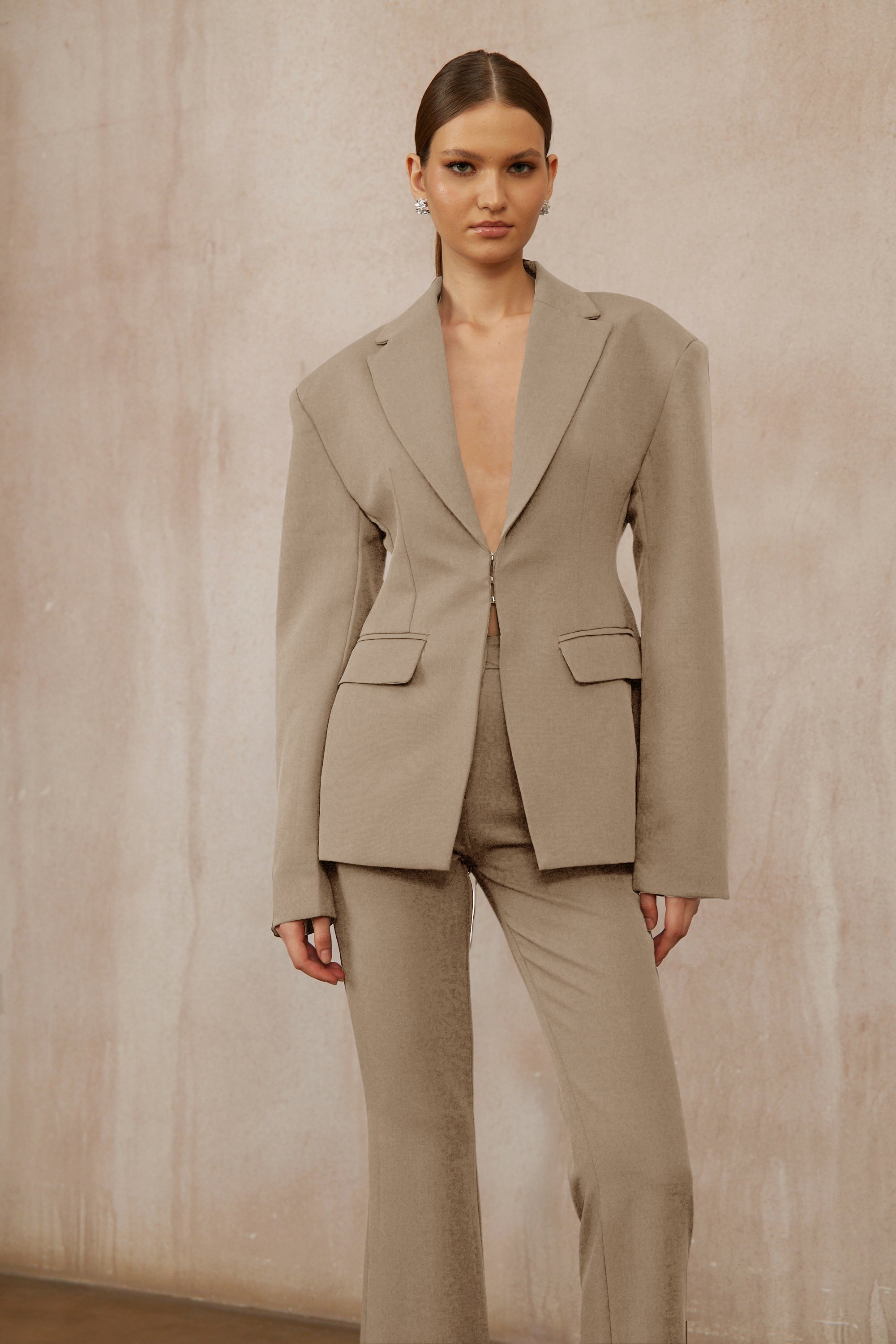 Prunille – Braunes Set aus Blazer und Hose mit Schnürung