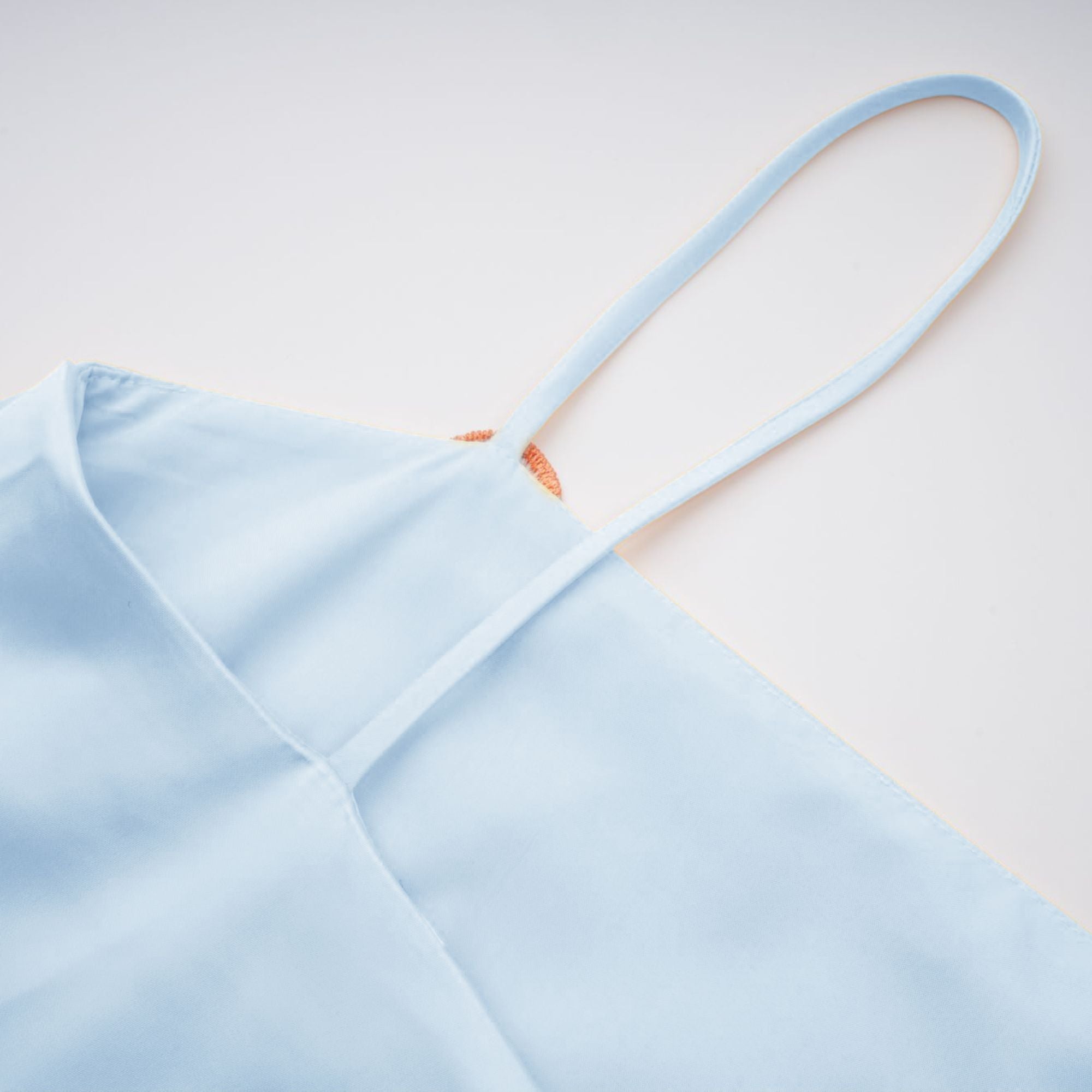 Avril – Blaues Minikleid aus Satin mit Blumenstickerei