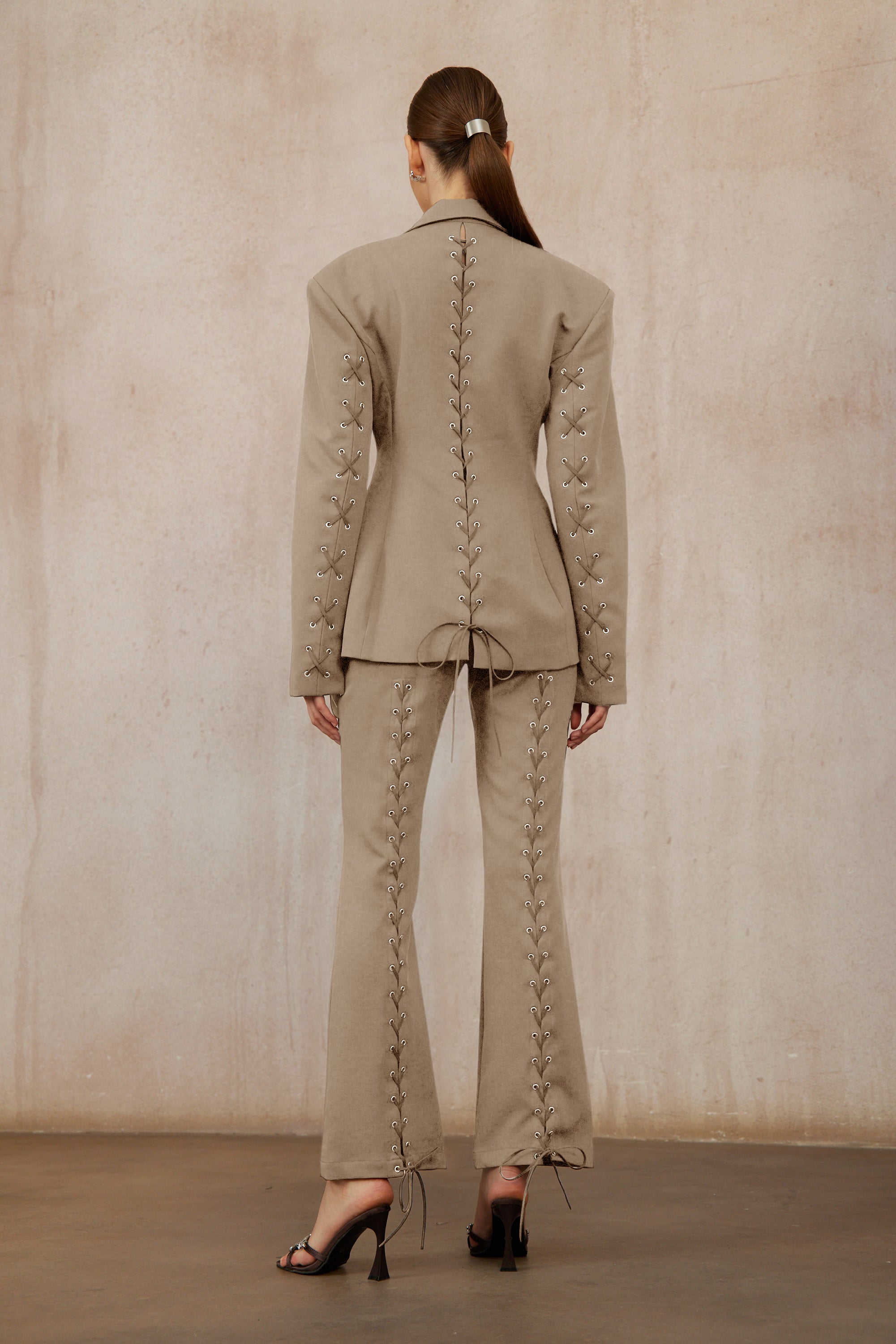 Prunille – Braunes Set aus Blazer und Hose mit Schnürung