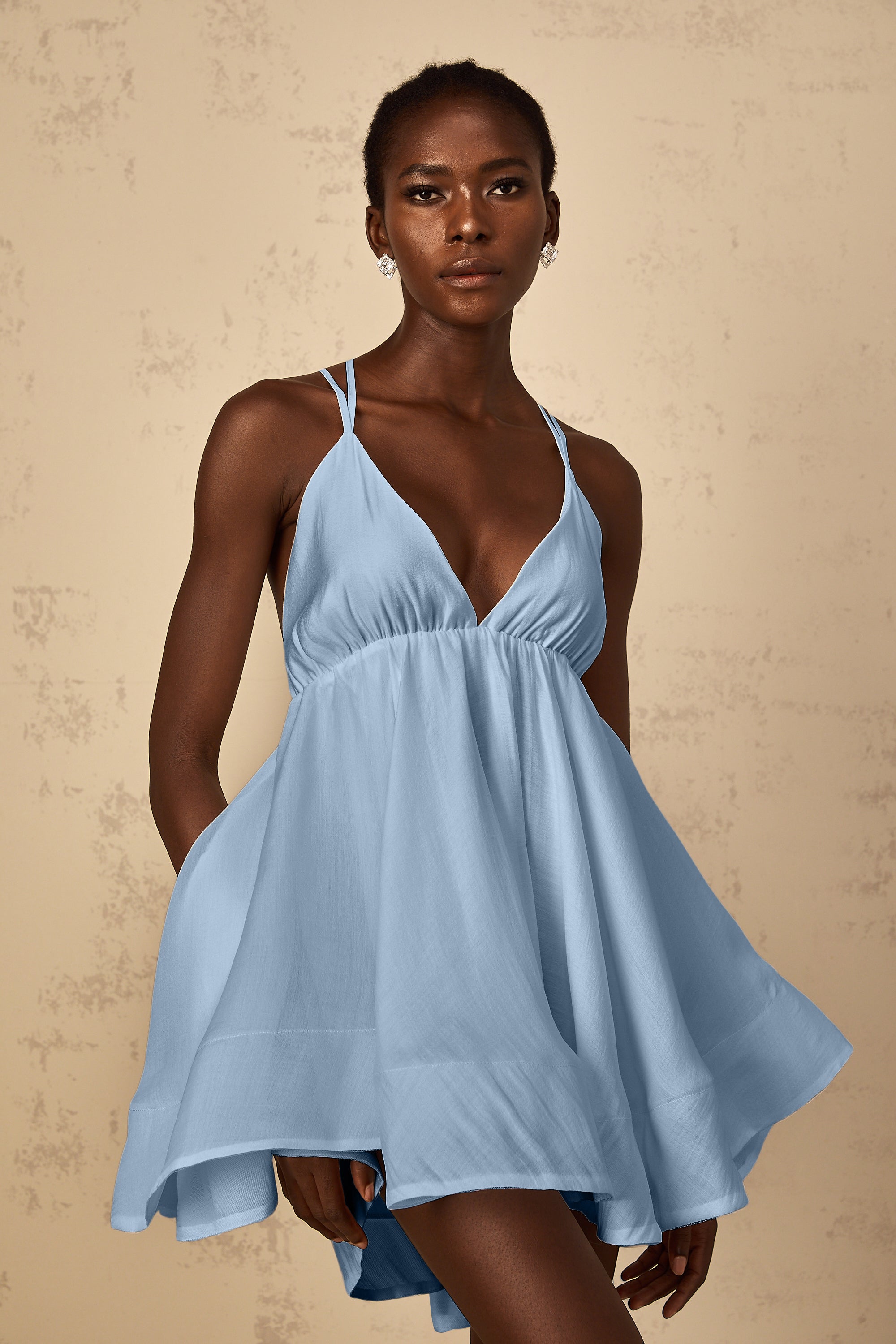 فستان كوينسي الأبيض القصير المكشكش