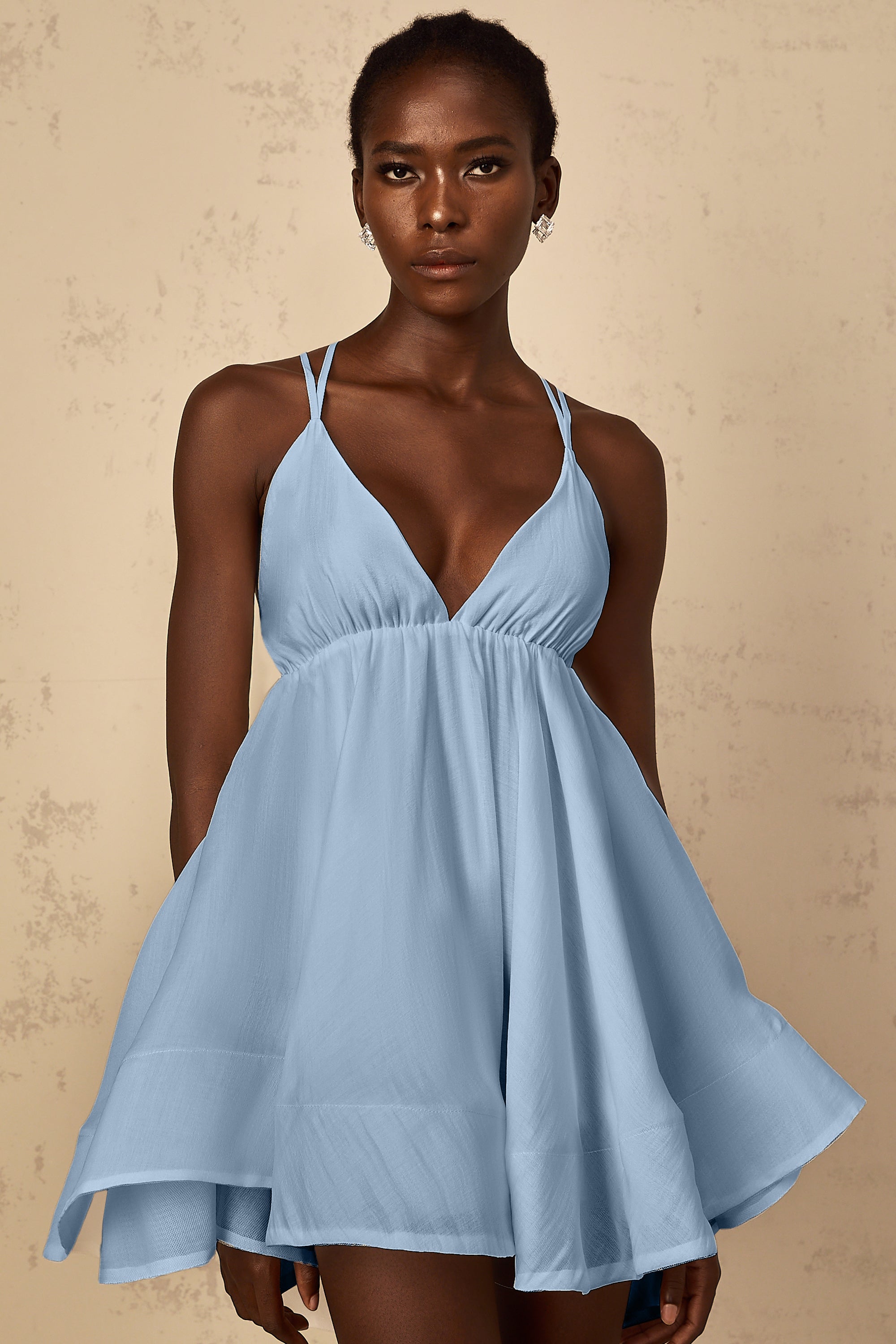 فستان كوينسي الأبيض القصير المكشكش