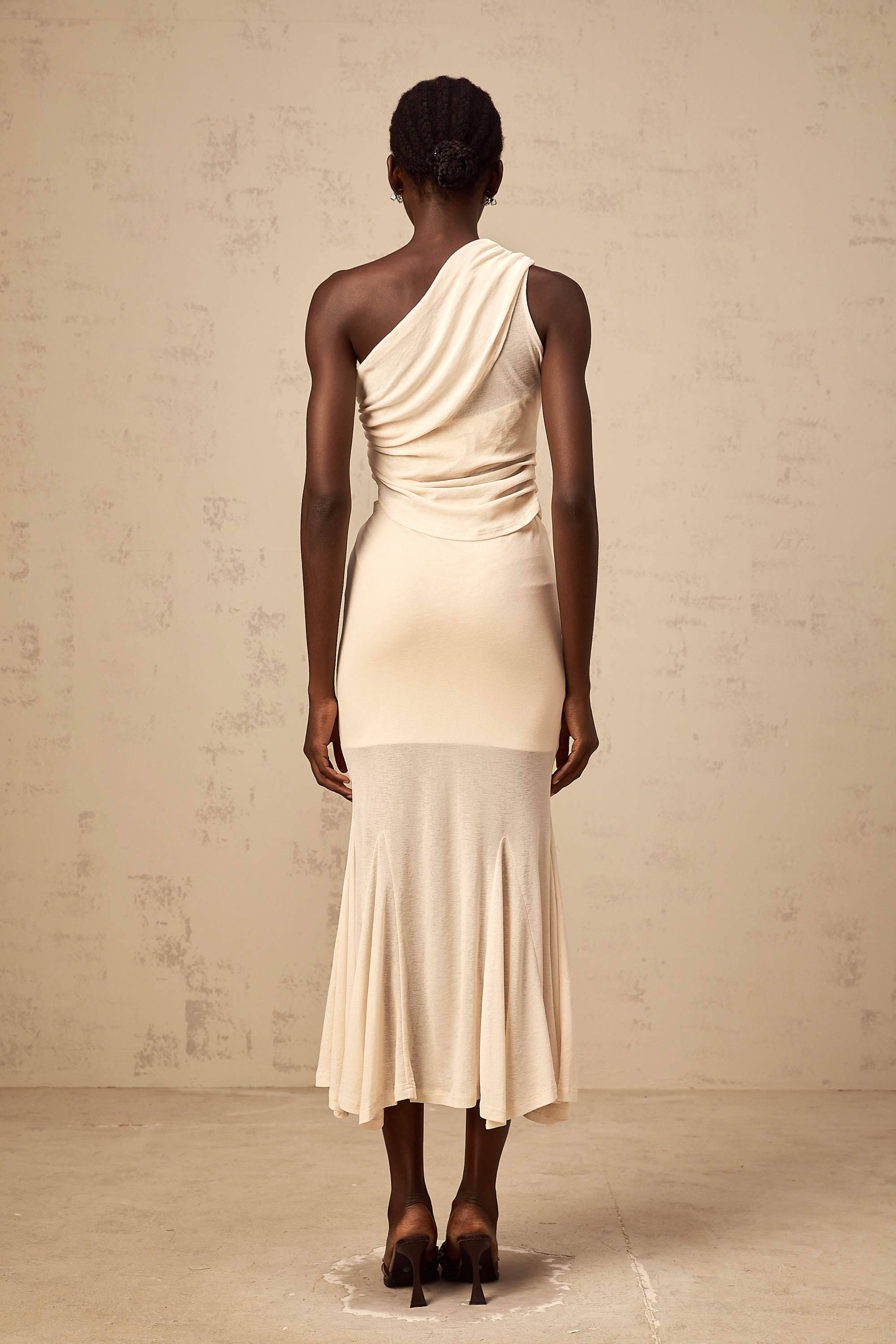 Gwenaëlle – Neutrales, elastisches Set aus gerüschtem Oberteil und Rock