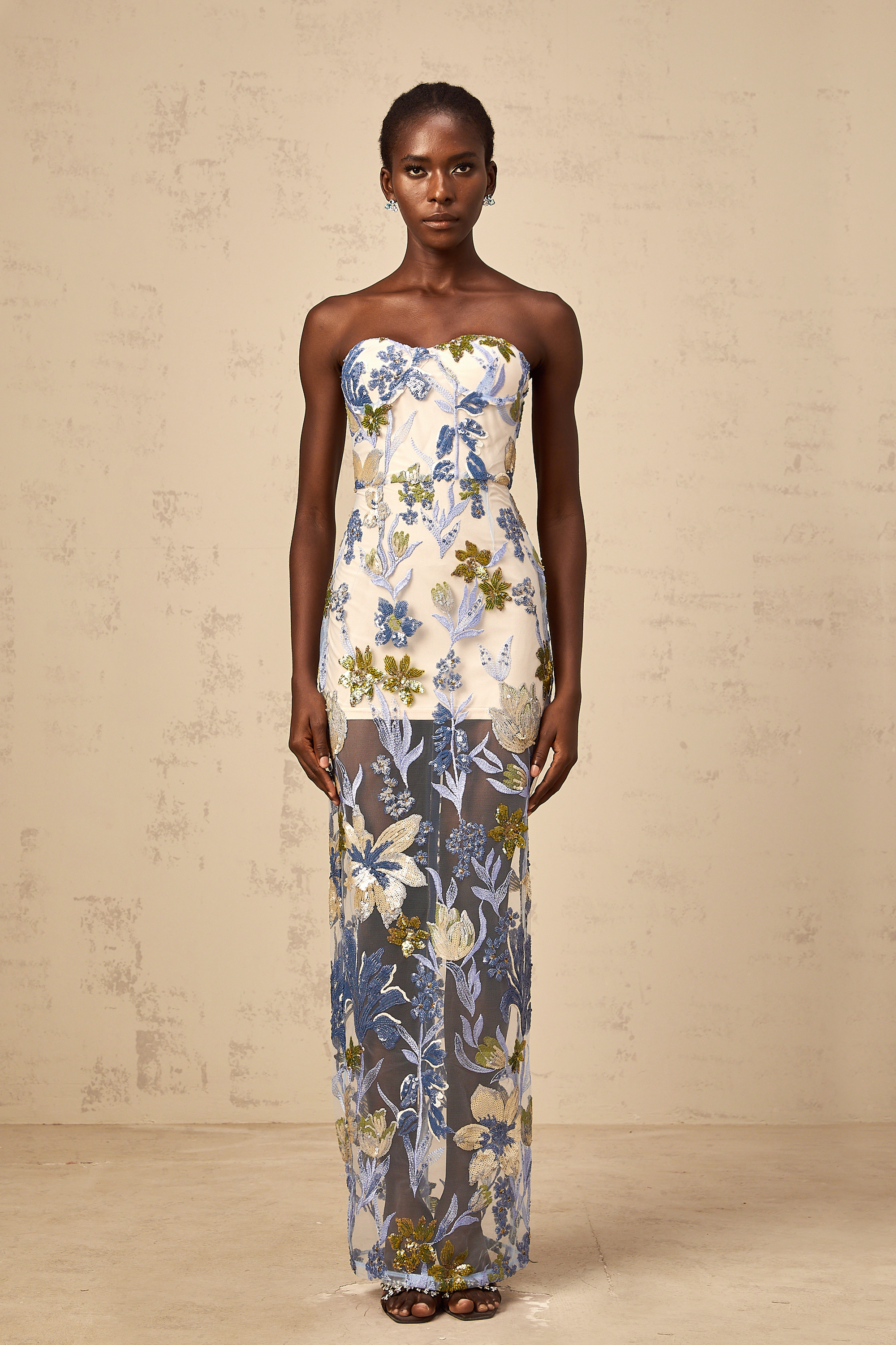 فستان باتريشيا ماكسي من التول مع كورسيه مطرز بالزهور باللون الأزرق