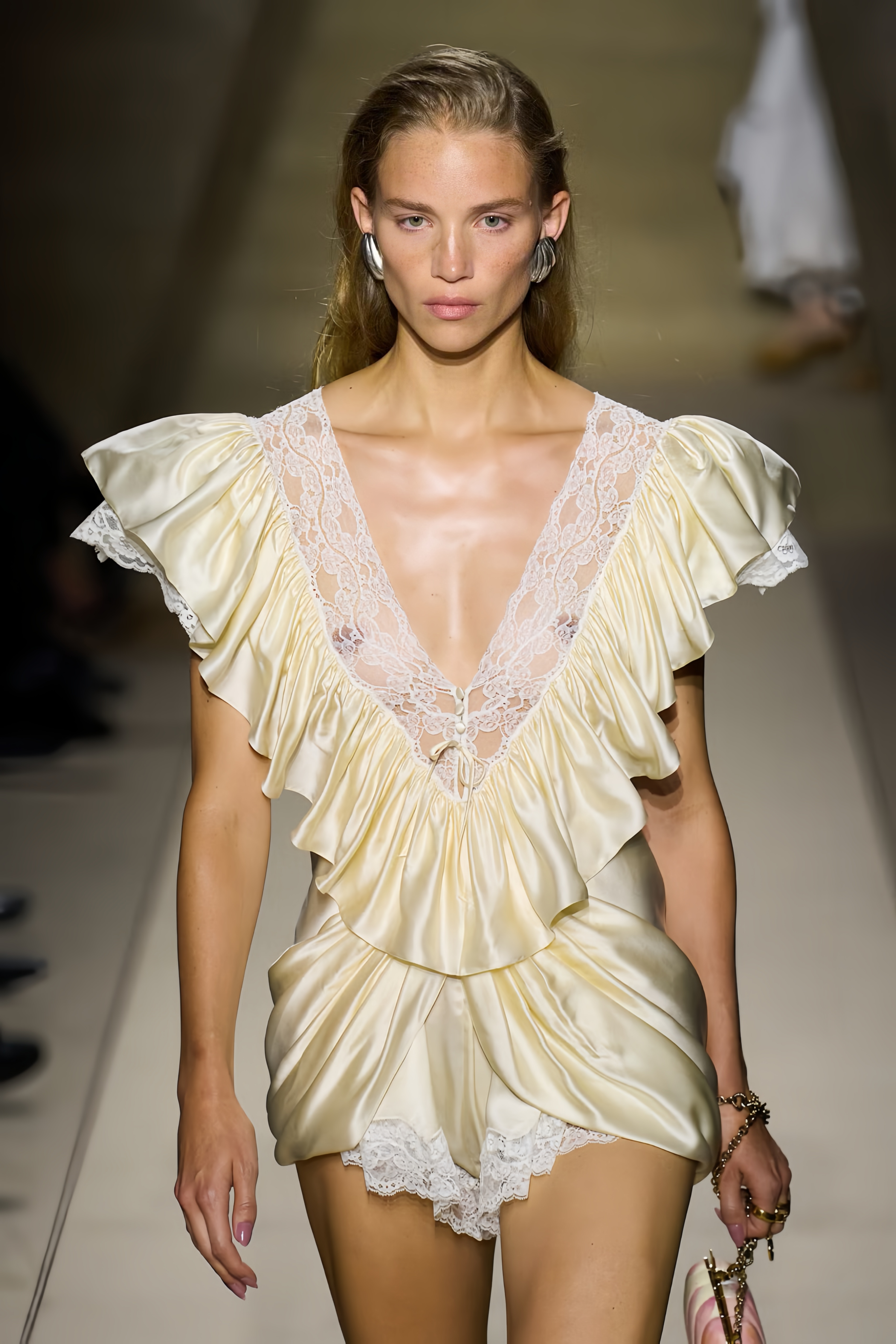 بذلة قصيرة برقبة على شكل V من الساتان الحريري والدانتيل