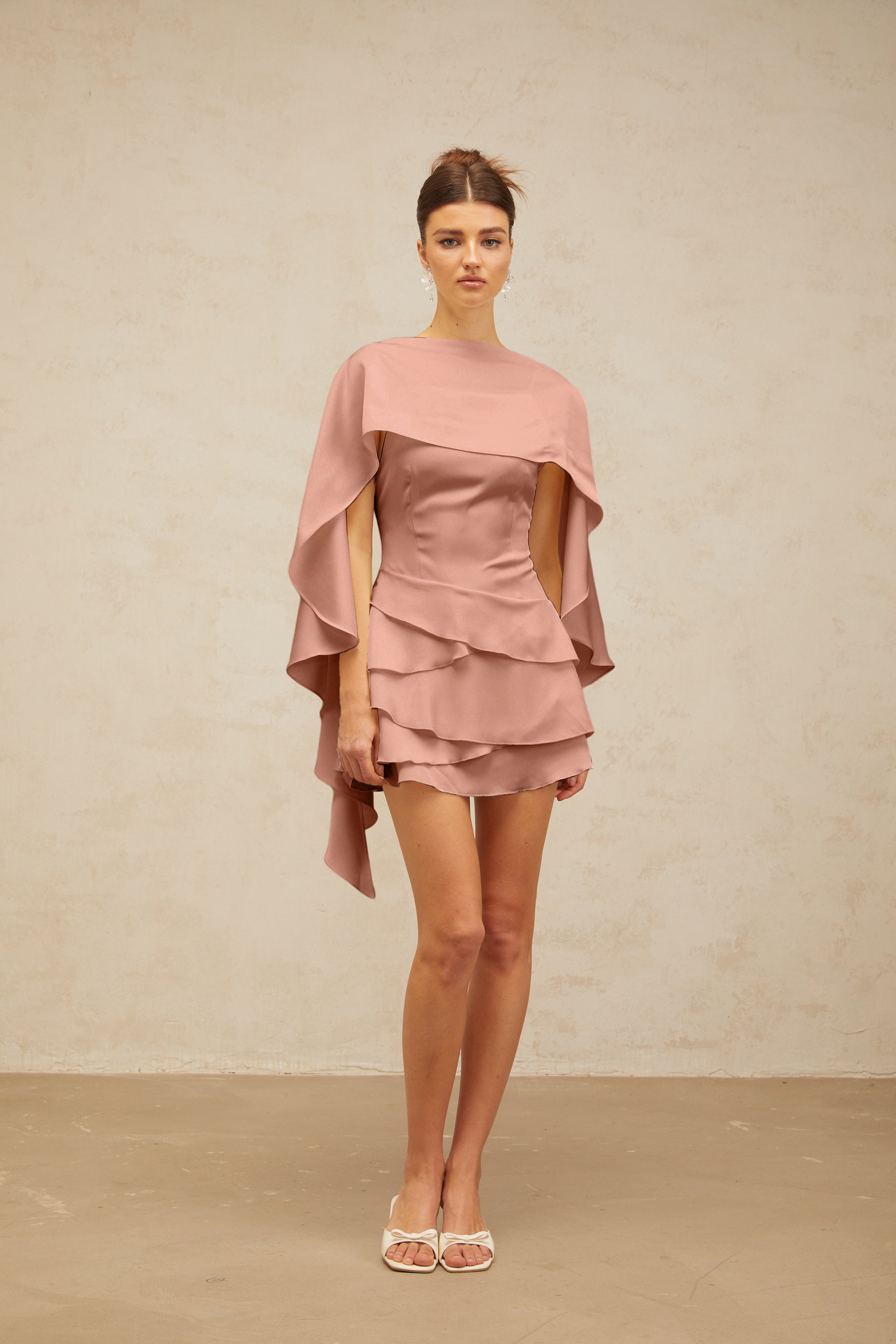 فستان لينا الأبيض القصير من الساتان المكشكش مع لوحة شال