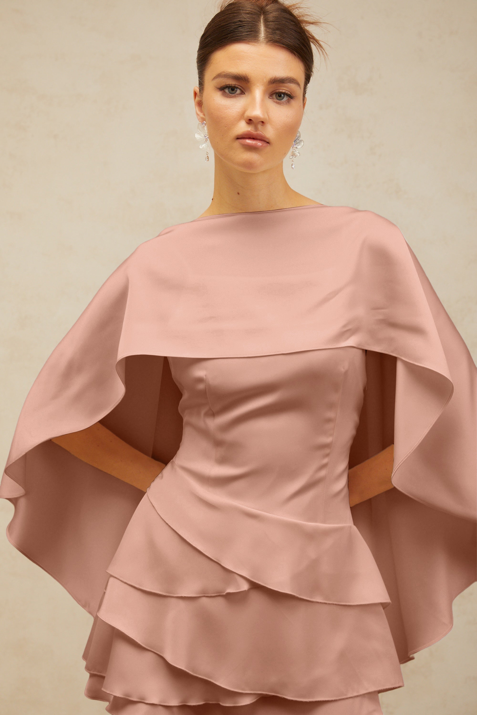 فستان لينا الأبيض القصير من الساتان المكشكش مع لوحة شال