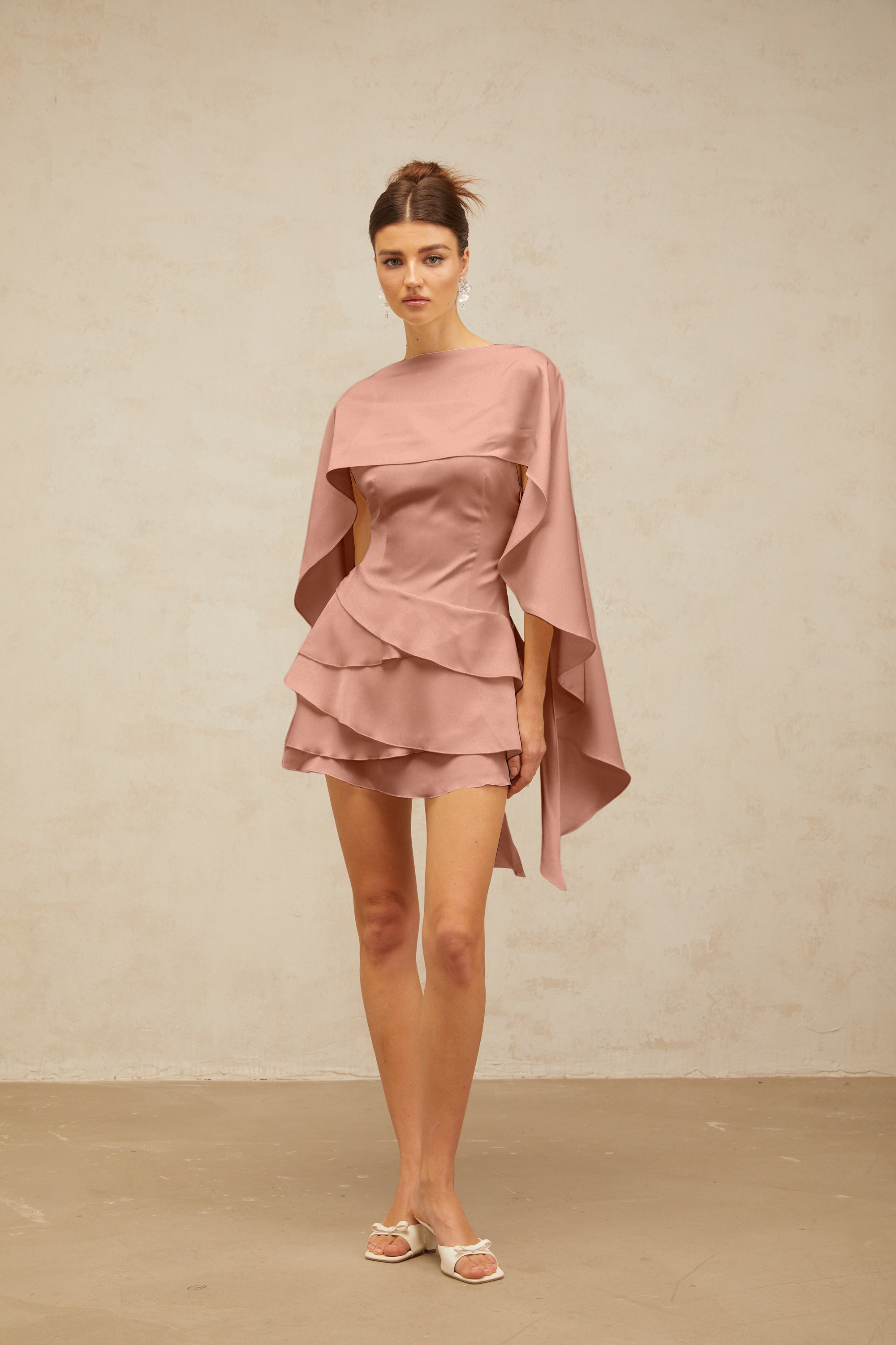 فستان لينا الأبيض القصير من الساتان المكشكش مع لوحة شال