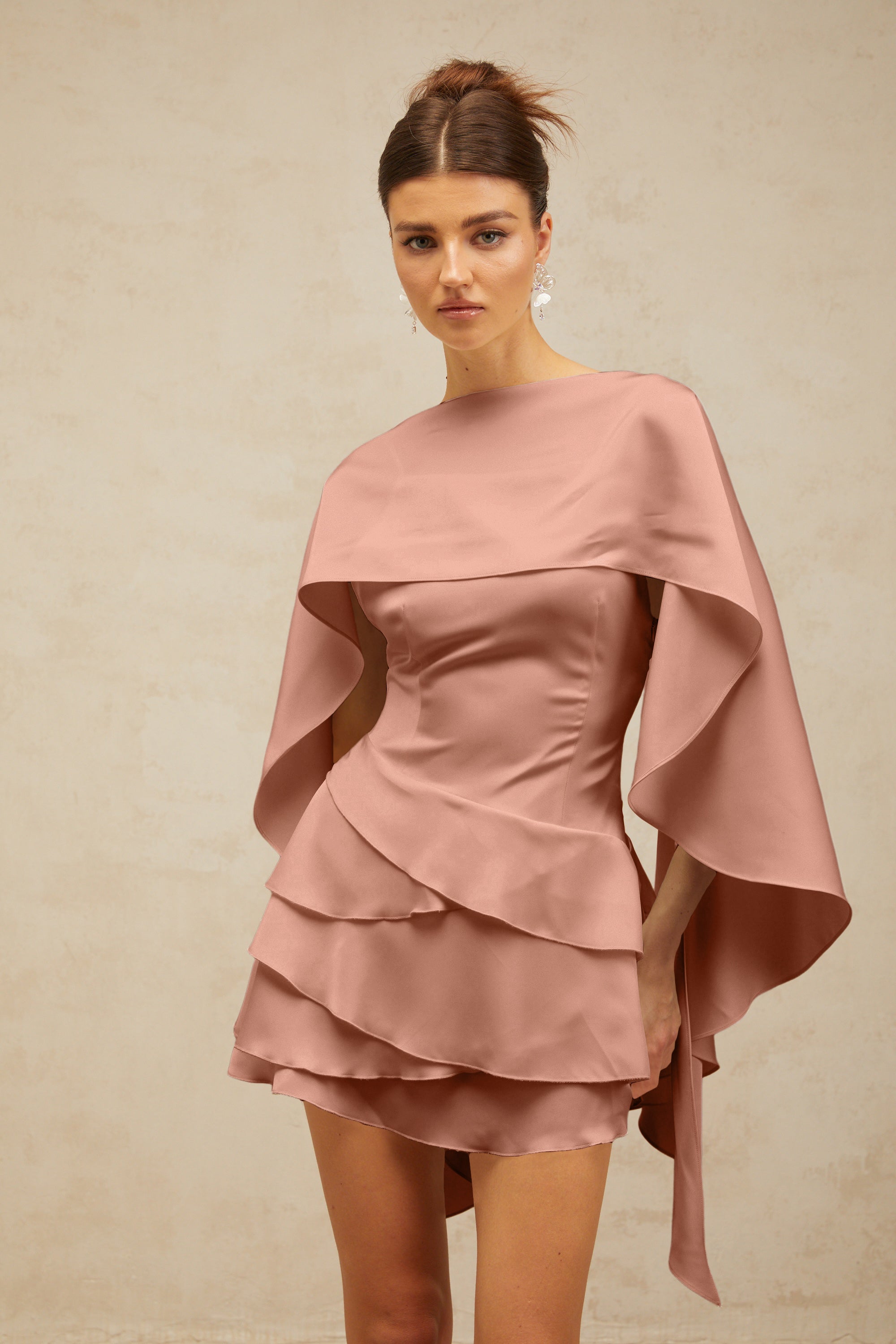 فستان لينا الأبيض القصير من الساتان المكشكش مع لوحة شال