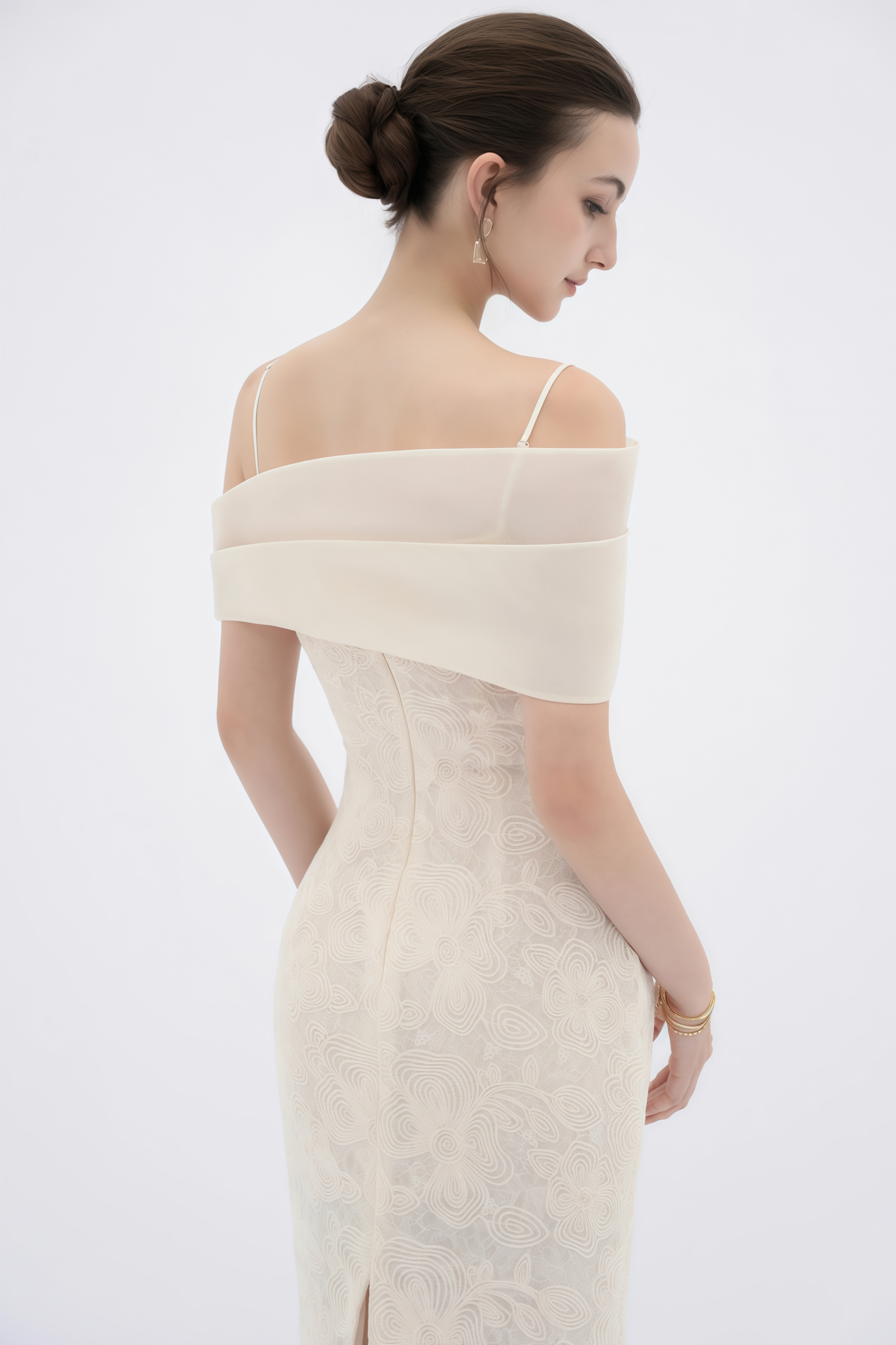 فستان ماكسي بقصة قلم رصاص من الأورنتيا بنقشة زهور دانتيل محايد.