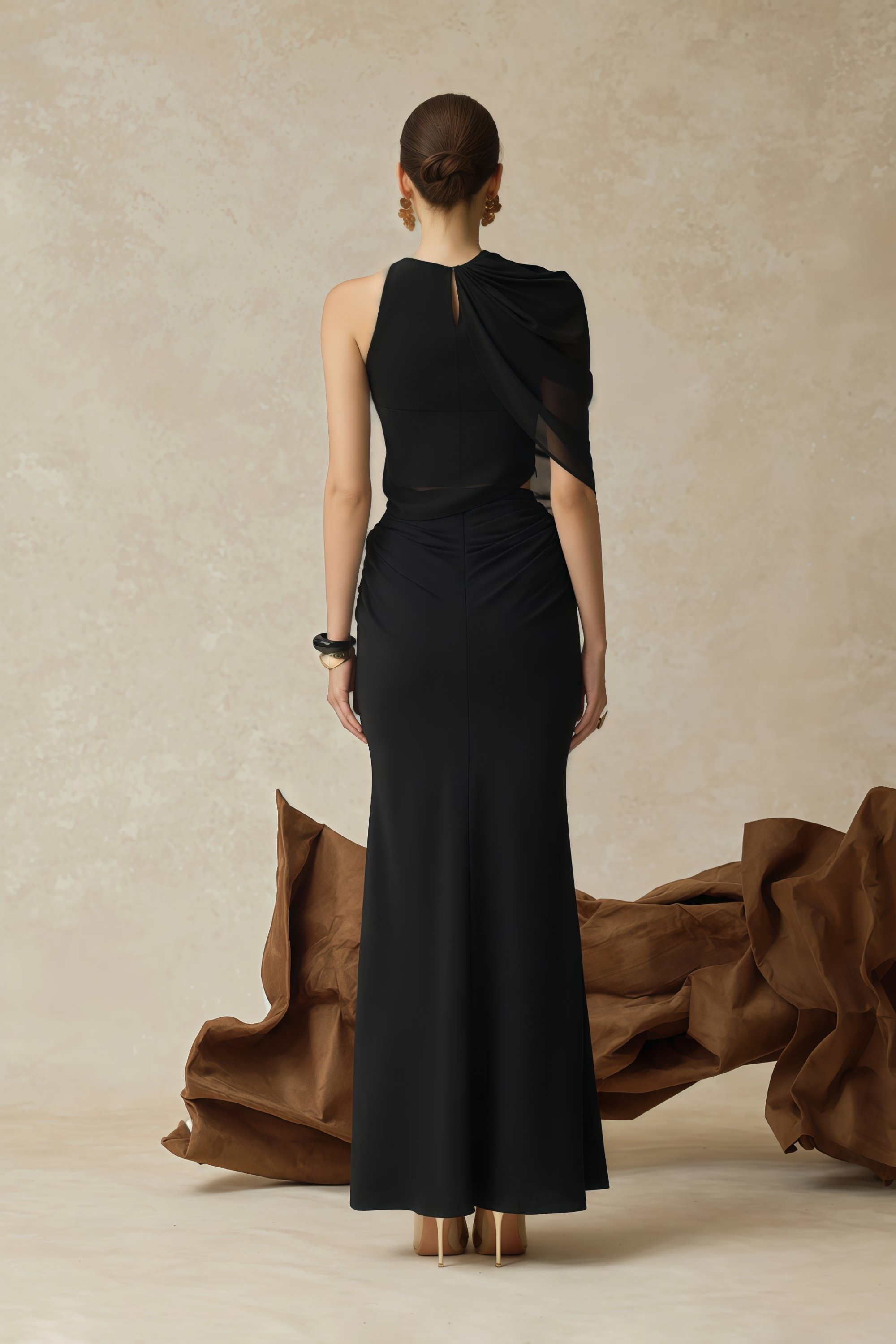 طقم كاليبسو أسود غير متماثل من توب وتنورة مكشكشة