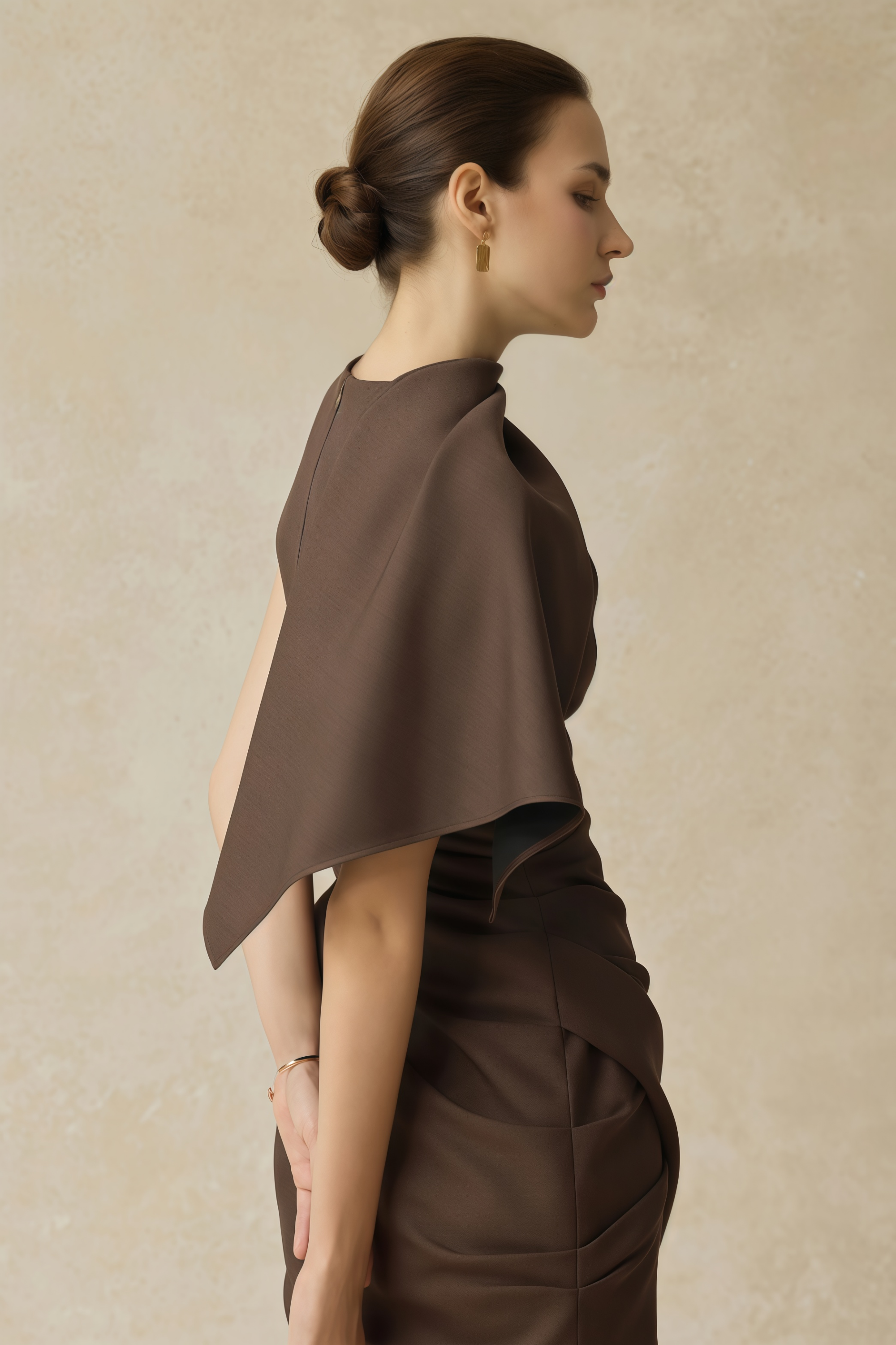 فستان فرنشيسكا براون المصغر ذو الطيات غير المتماثلة باللون البني